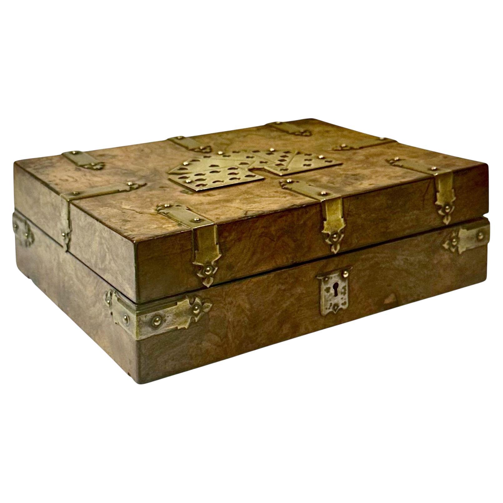 Scatola di carte inglese in legno burlato con decorazioni in ottone con contenuto in vendita