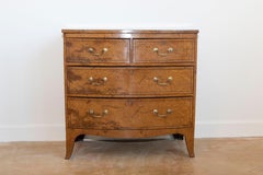 Cassettiera con arco in radica di noce inglese del 1870 circa con impiallacciatura Bookmatch