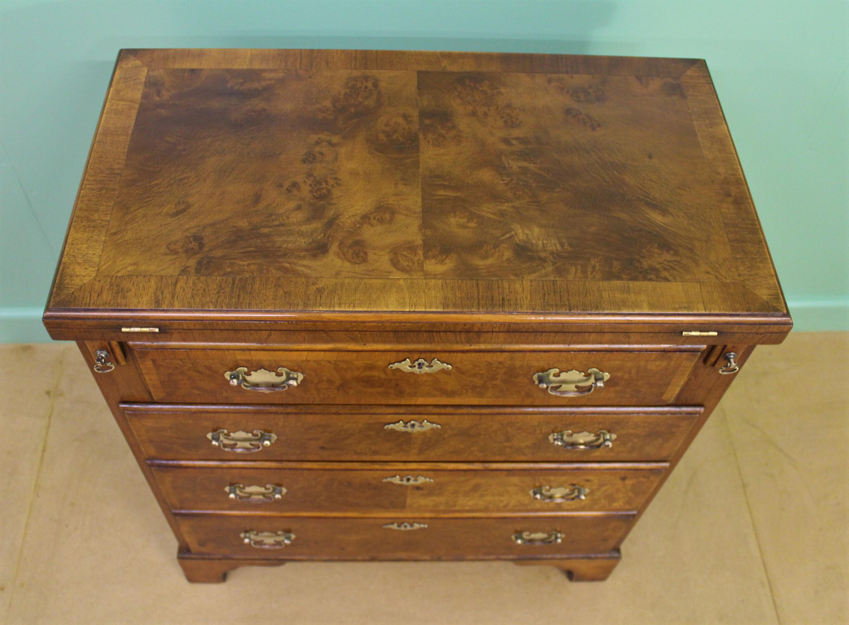 English Burr Walnut George I Style Bachelors Chest of Drawers In Good Condition In Poling, West Sussex