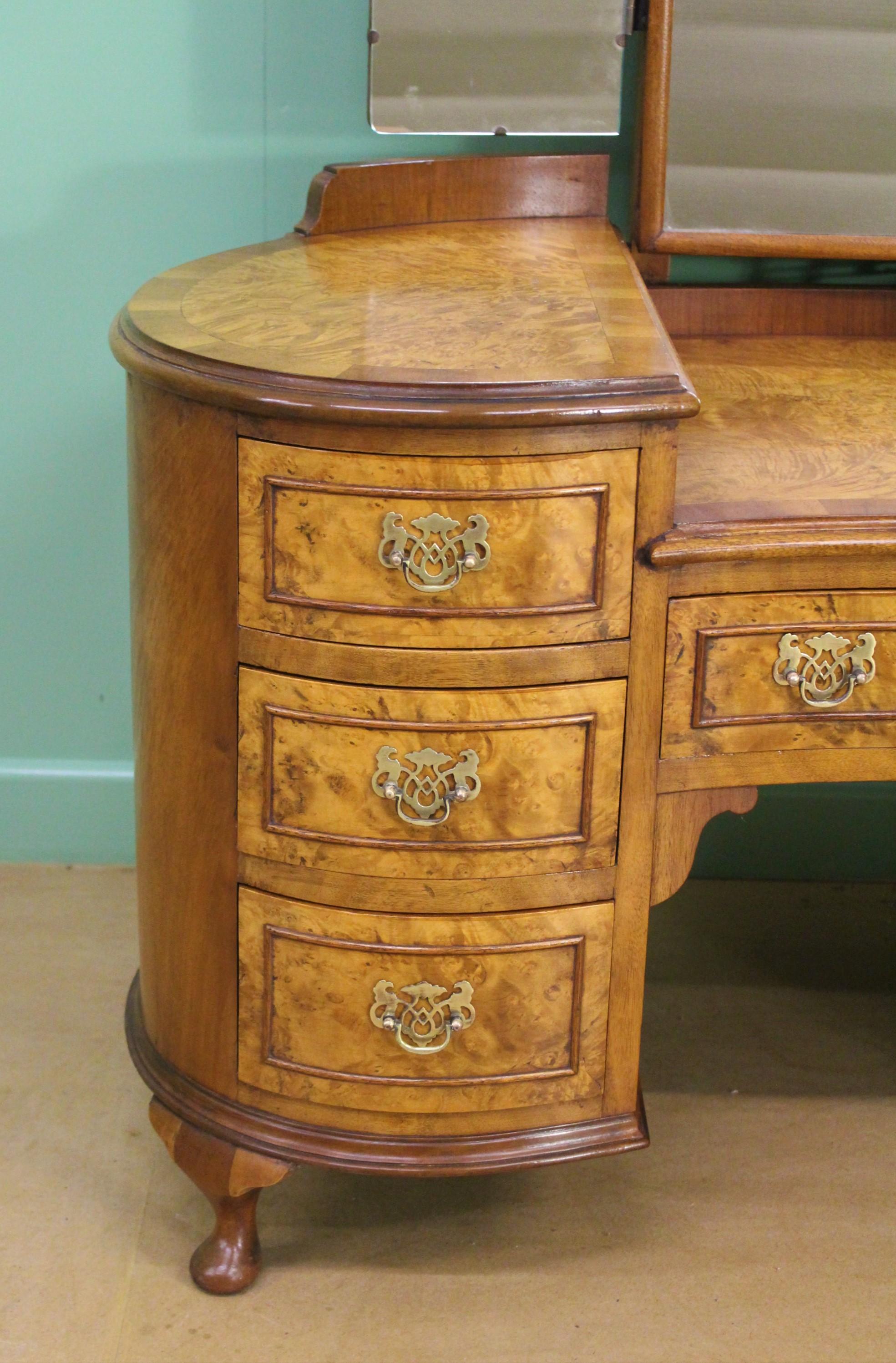 English Burr Walnut Kidney Shaped Dressing Table In Good Condition In Poling, West Sussex