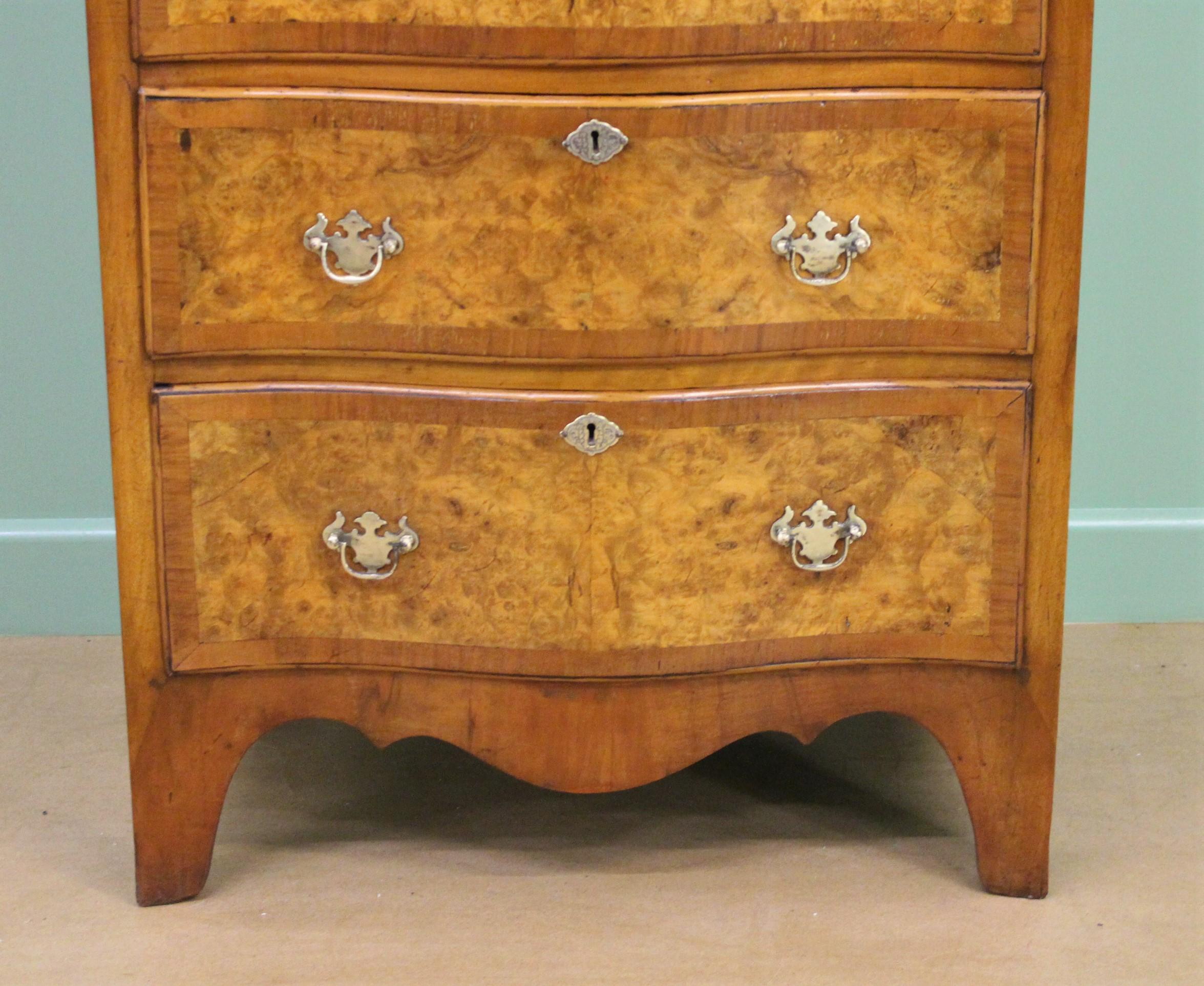 English Burr Walnut Serpentine Fronted Chest of Drawers (Englisch)