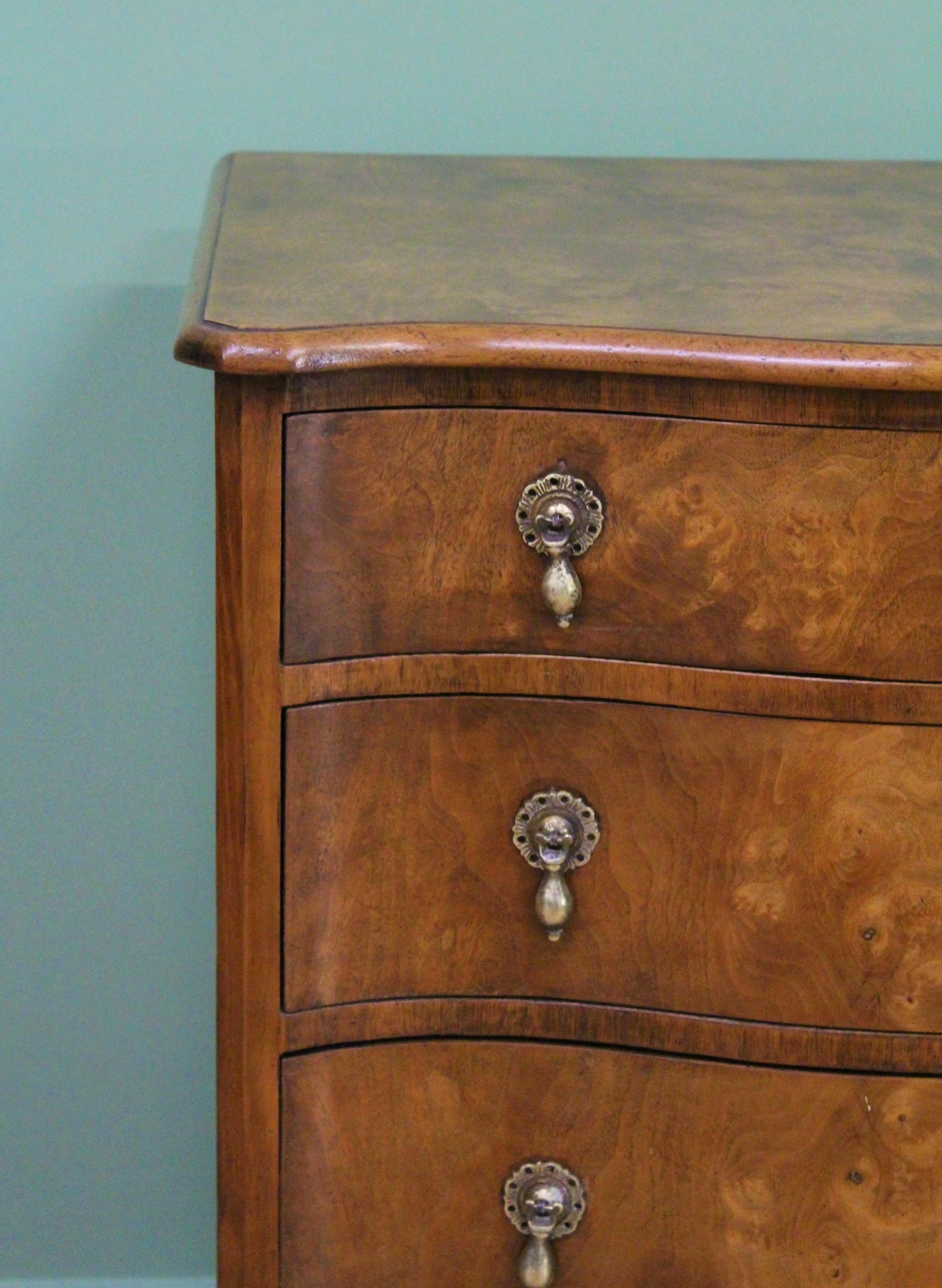 English Burr Walnut Serpentine Fronted Chest of Drawers In Good Condition For Sale In Poling, West Sussex