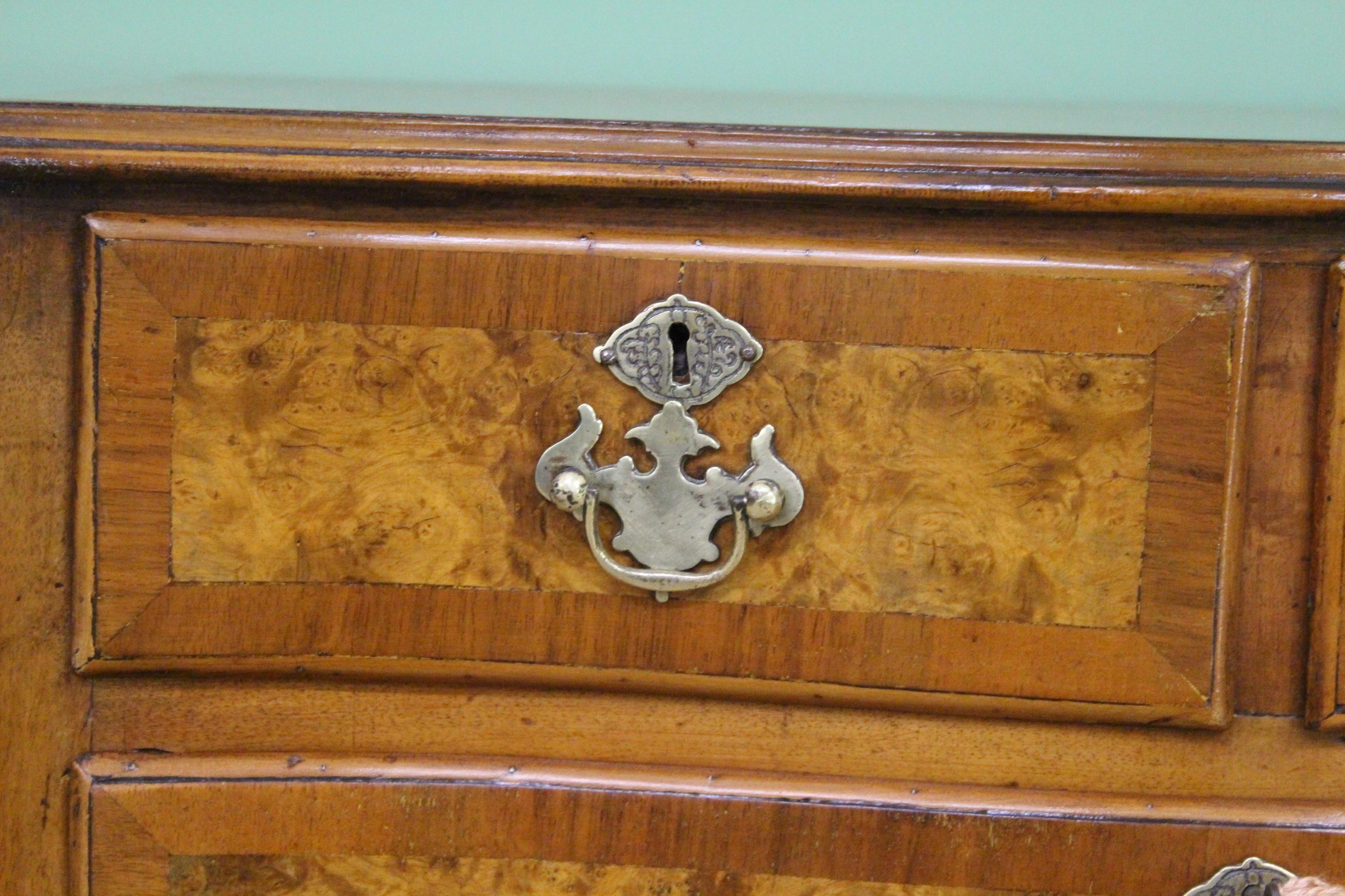 English Burr Walnut Serpentine Fronted Chest of Drawers im Zustand „Gut“ in Poling, West Sussex