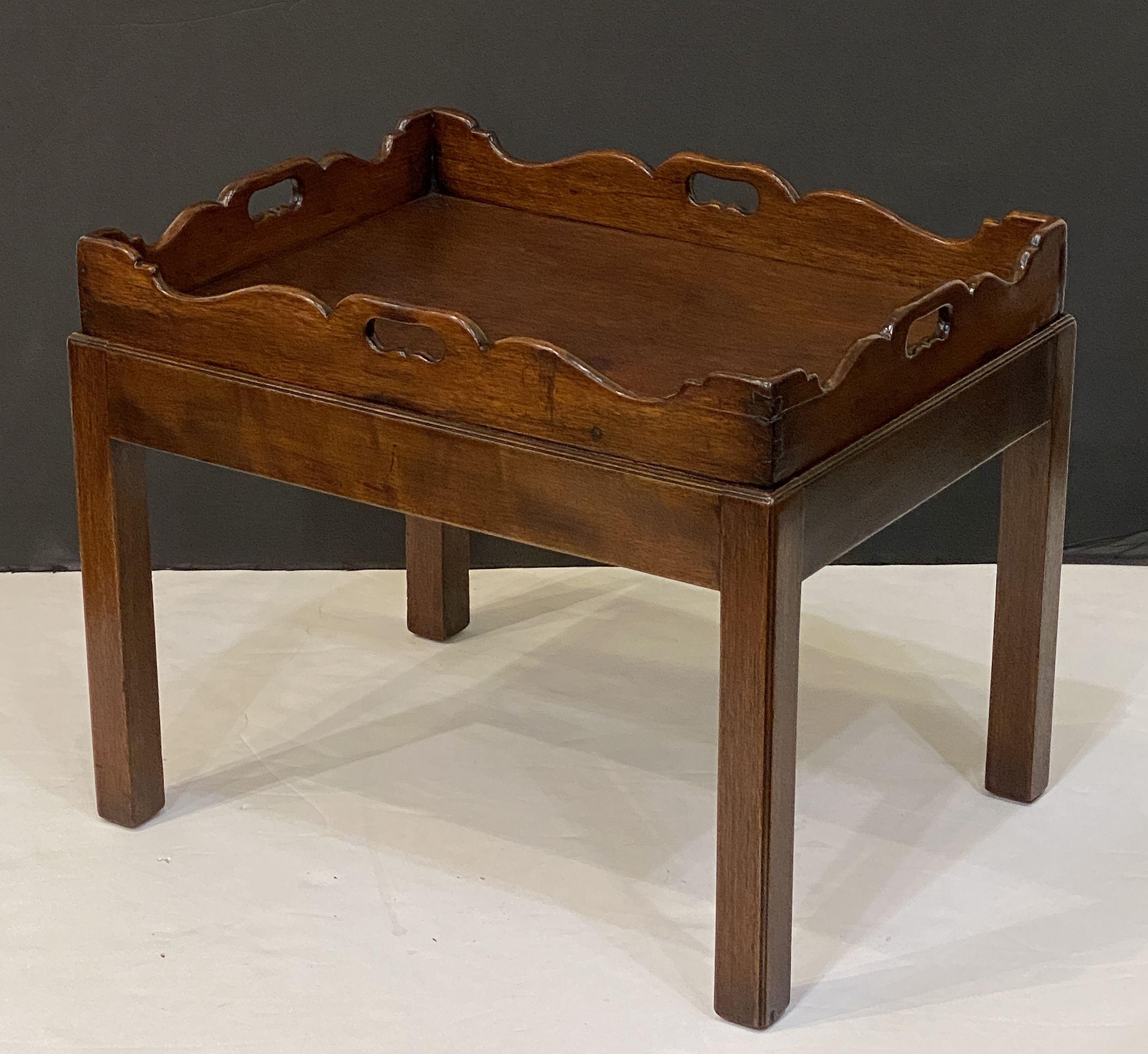 English Butler's Tray on Stand Table of Oak In Good Condition For Sale In Austin, TX