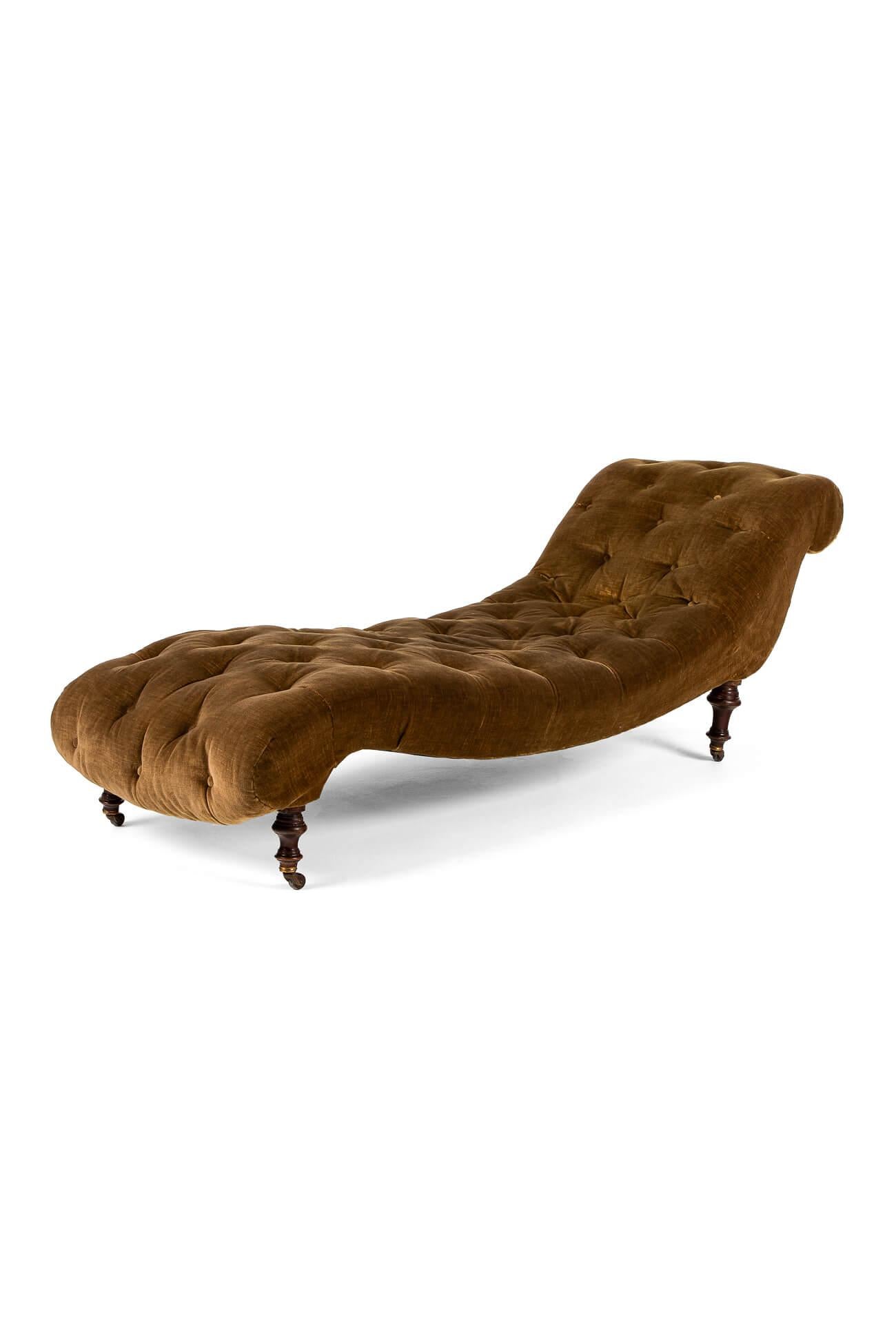 A sumptuous Victorian button back Chaise Longe in original olive green upholstery and horse hair cushioning.

The generous seat is raised on four turned mahogany legs and brass castors.

The seat is very comfortable and the perfect accompaniment for
