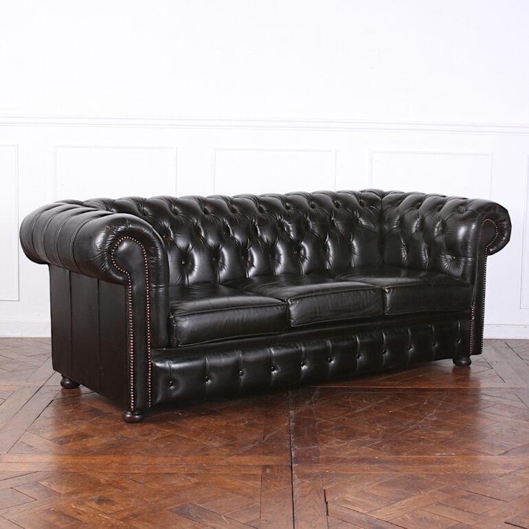 English Button Tufted Black Leather Sofa In Good Condition In Vancouver, British Columbia