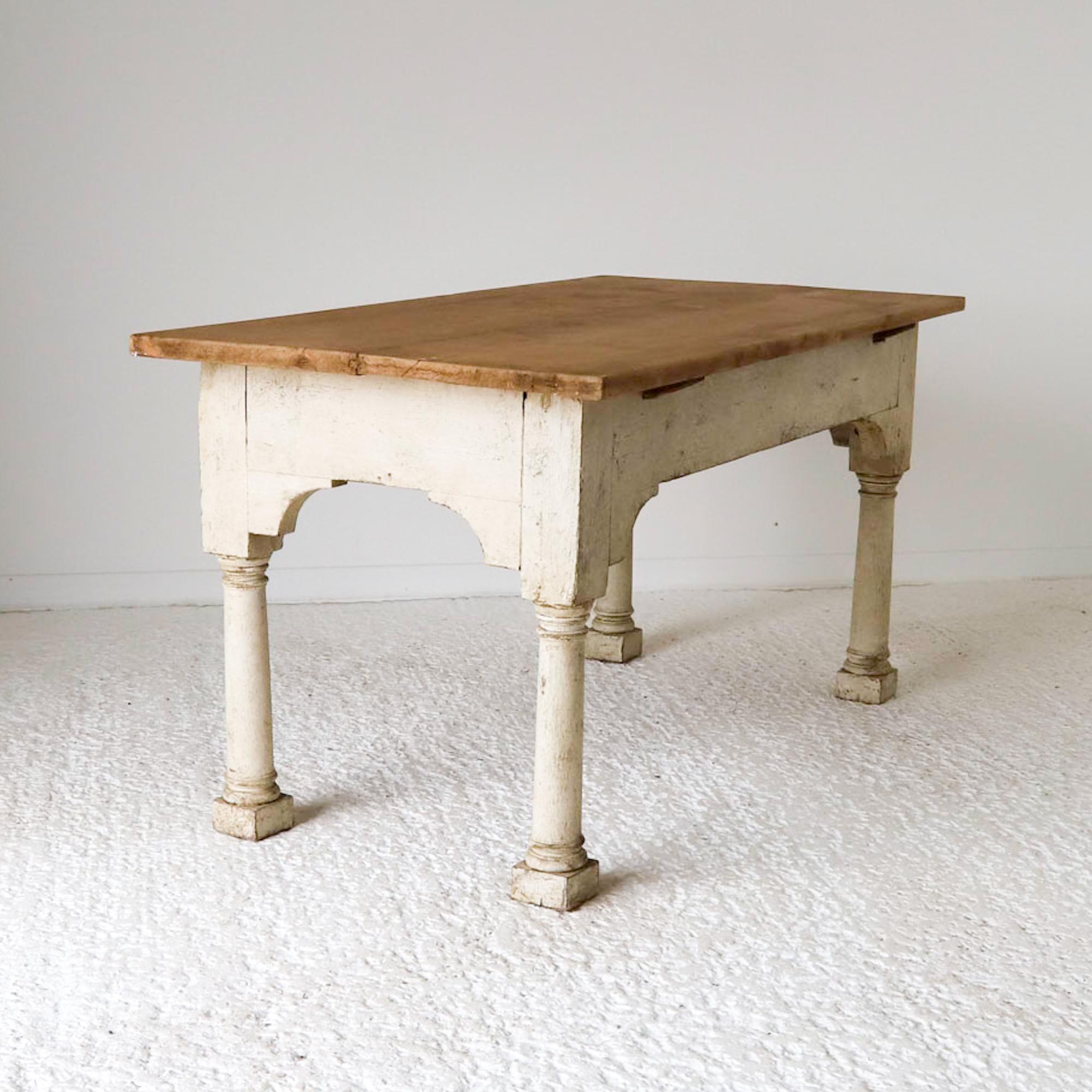 English c1880 Lutyens Style Lift Off Scrub Top Pine Prep/Serving Table Oak Base In Fair Condition For Sale In Arundel, GB