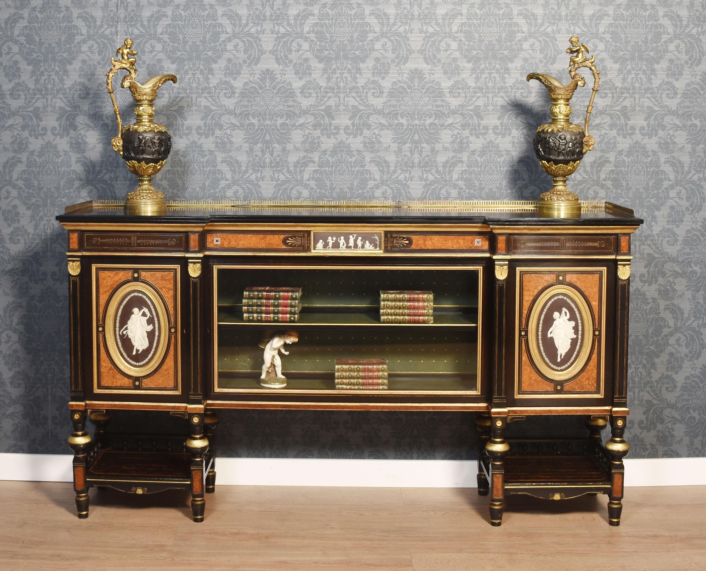 Magnífico armario inglés del siglo XIX de calidad de exposición, obra de Lamb of Manchester, con una galería de latón perforado sobre una gran encimera rectangular de coromandel y borde ebonizado. A la congelación con detalle dorado y camafeo