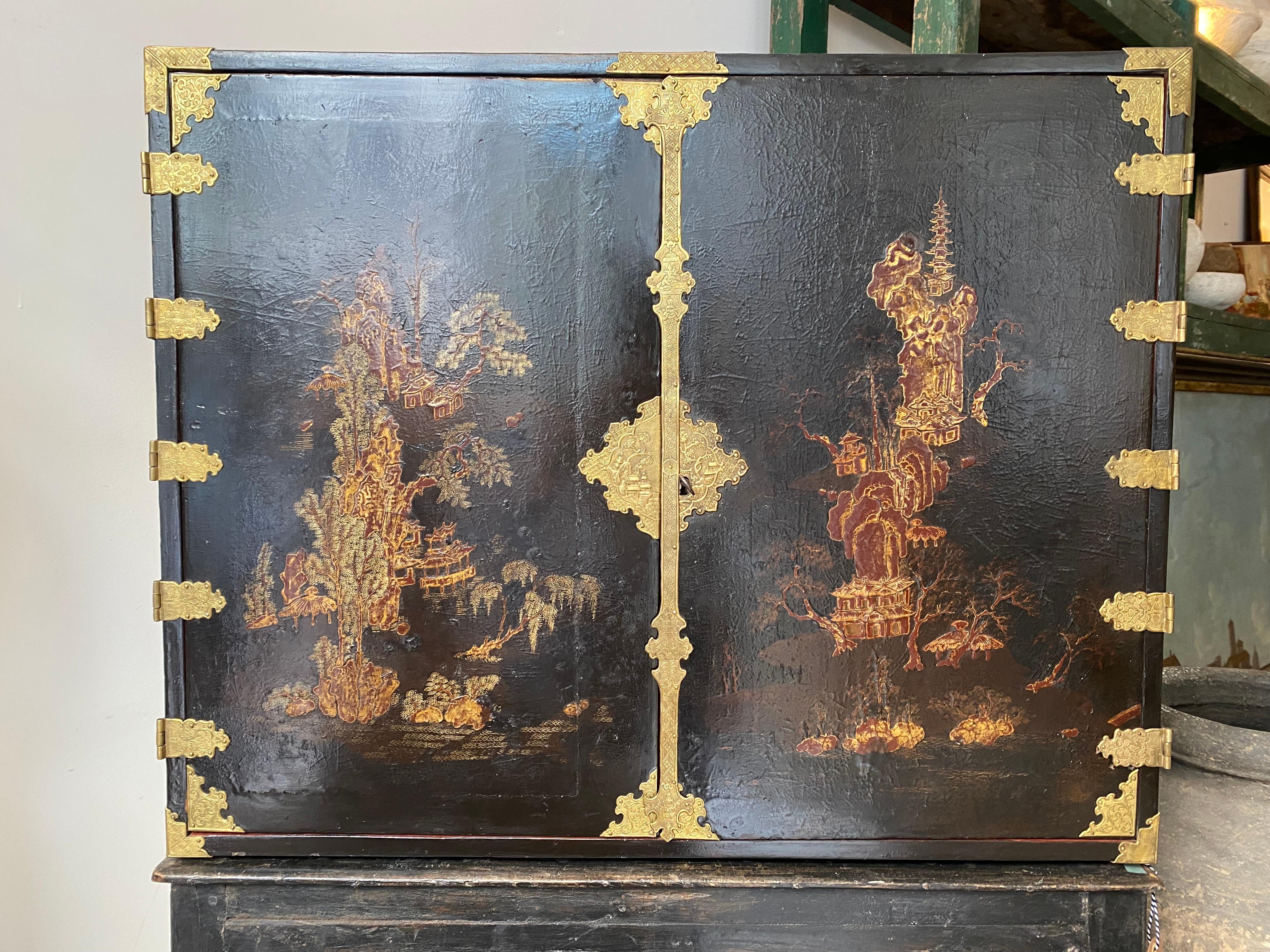 English Cabinet in Lacquer For Sale 1