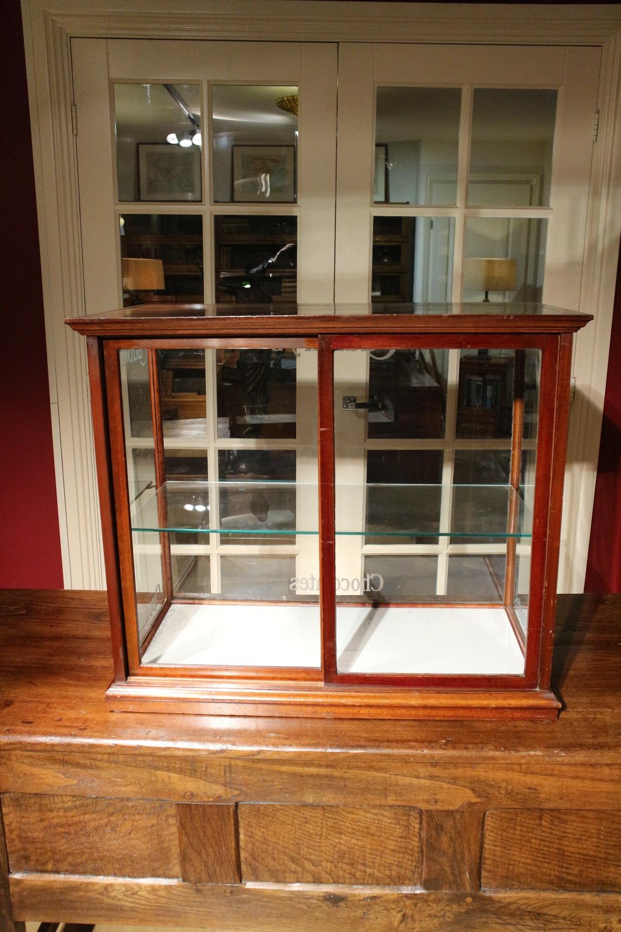 English Cadbury Display Cabinet In Good Condition In Eindhoven, NL