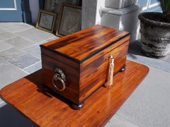 Englische Kalamander-Teekanne mit Scharnier und flankierenden floralen Griffen aus Messing, um 1800