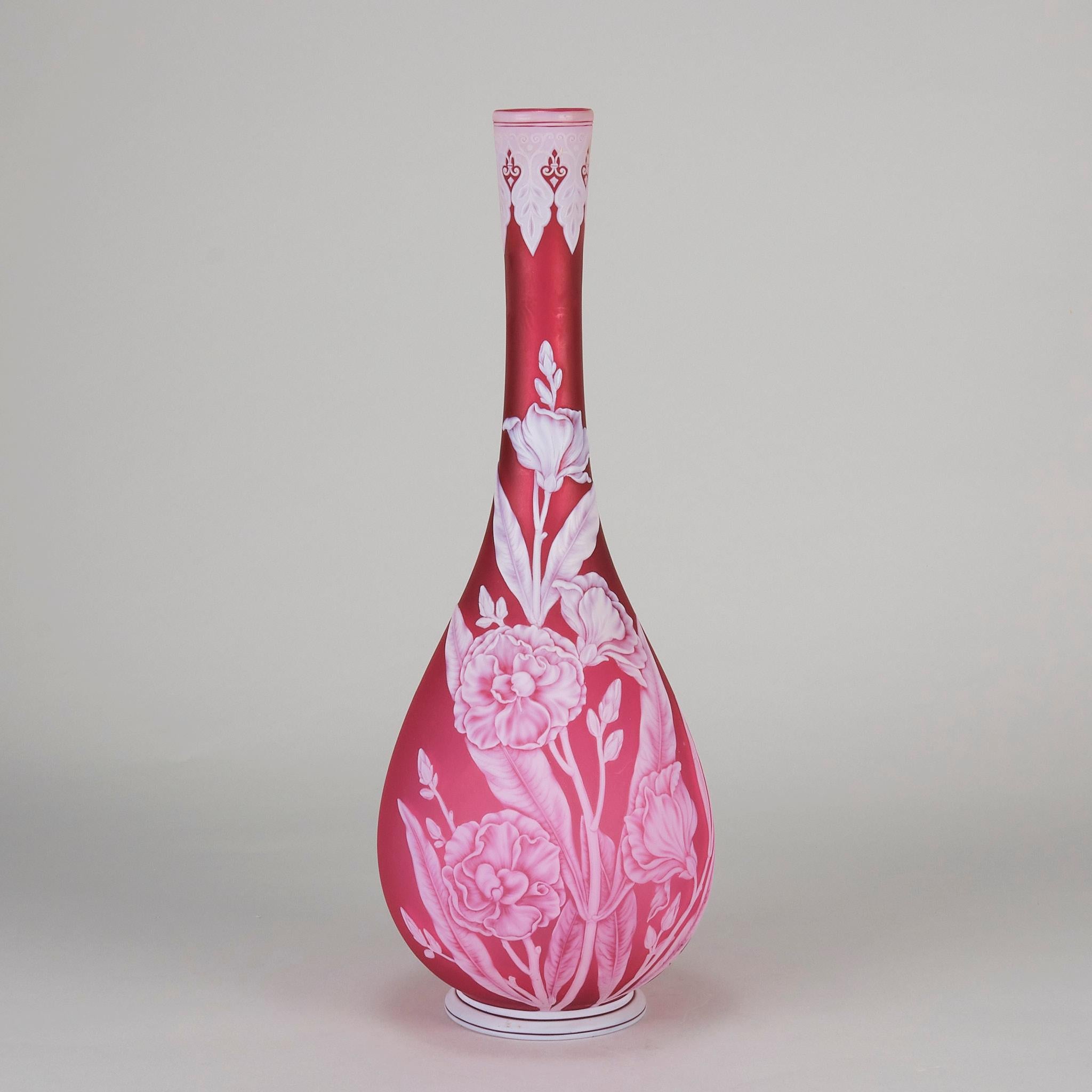 Eine dramatische rote Glasvase aus dem späten 19. Jahrhundert mit weißem Kamee-Gehäuse, das mit einer schönen Landschaft aus blühenden Oleanderblüten und einem fliegenden Schmetterling durchbrochen ist. Auf dem Sockel signiert: Oleander, eine Serie