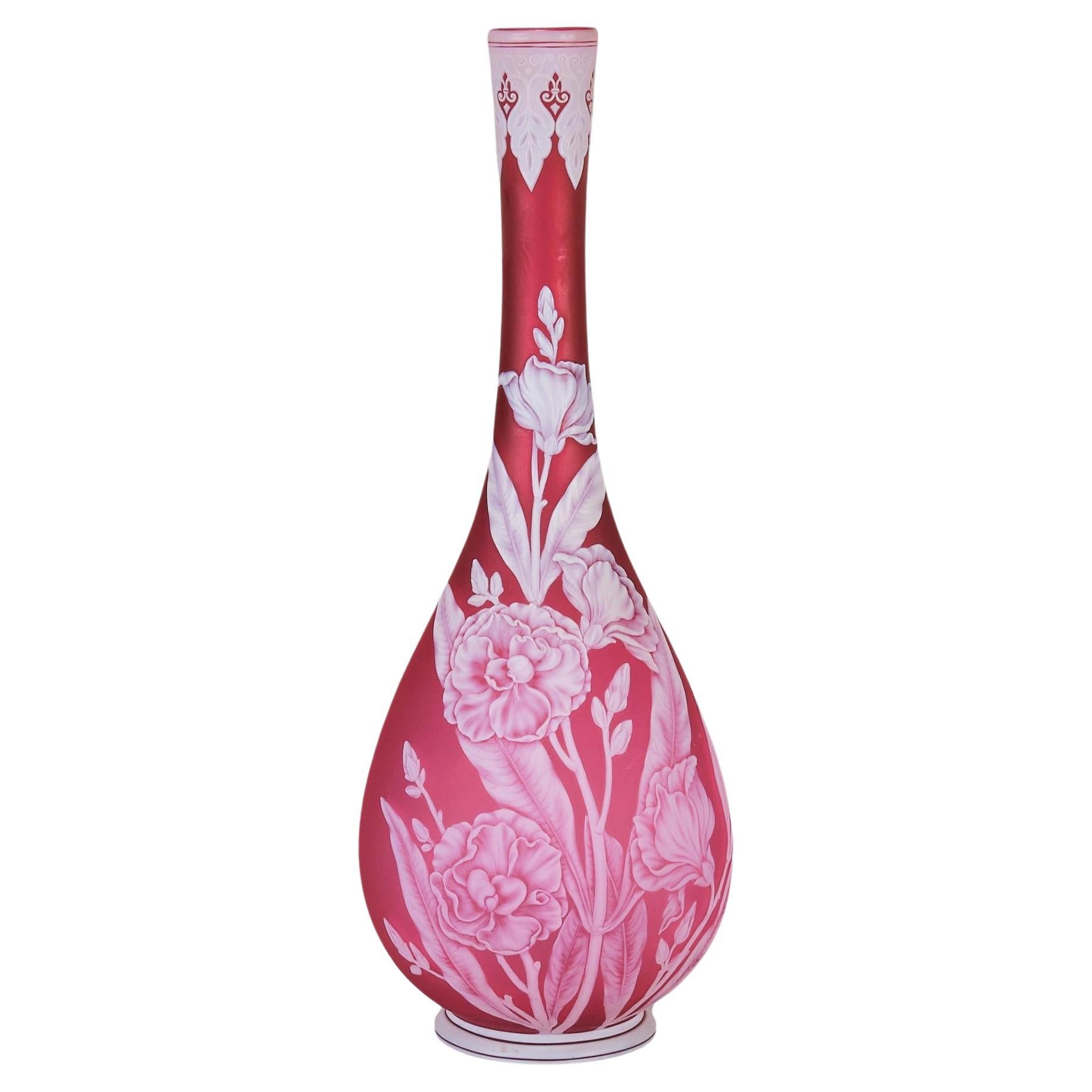 Vase anglais en verre camée intitulé Oleander par Thomas Webb