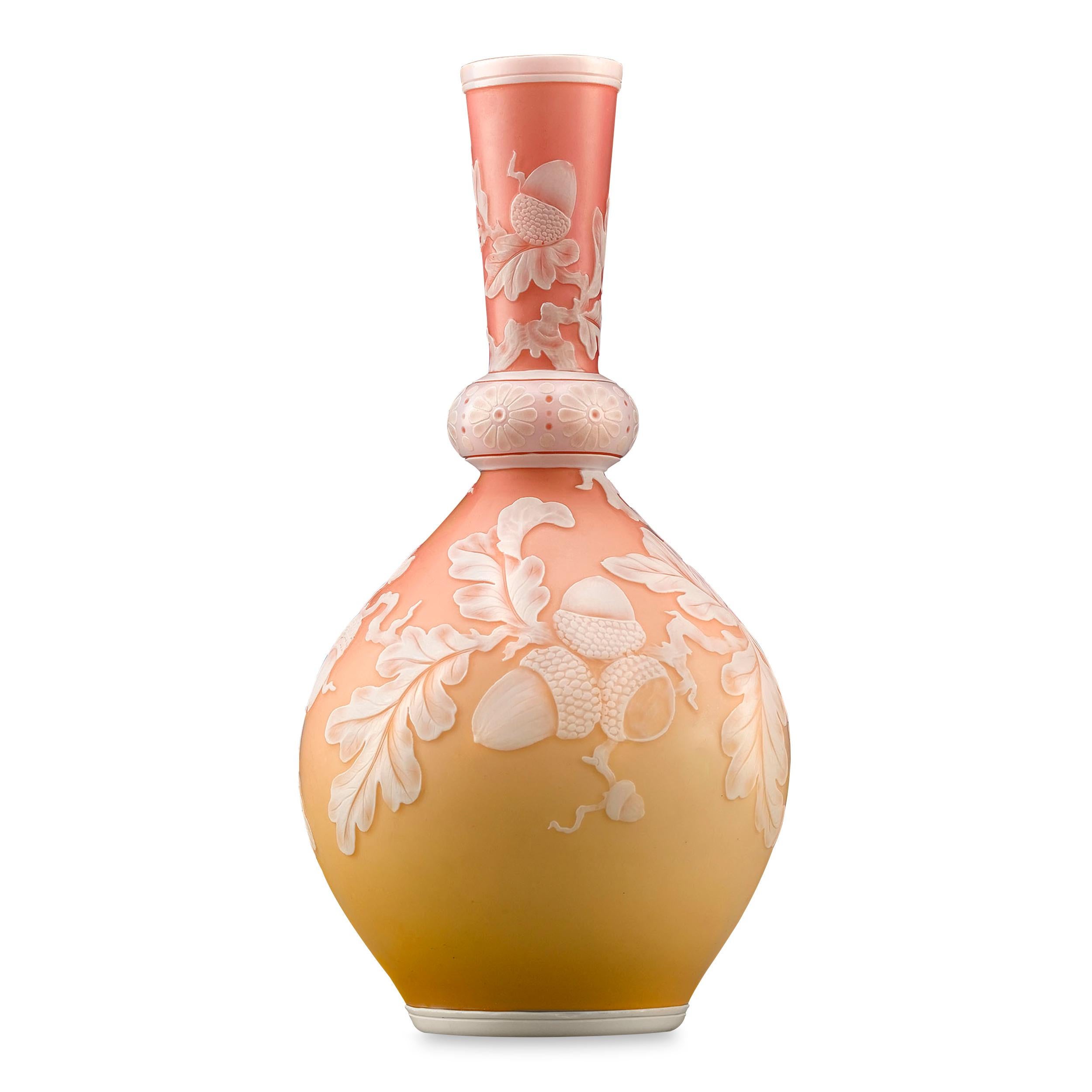Un joli vase anglais en verre camée de couleur pêche, décoré d'un motif de vigne feuillue. Excellent état.

Circa 1880

Dimensions : 5