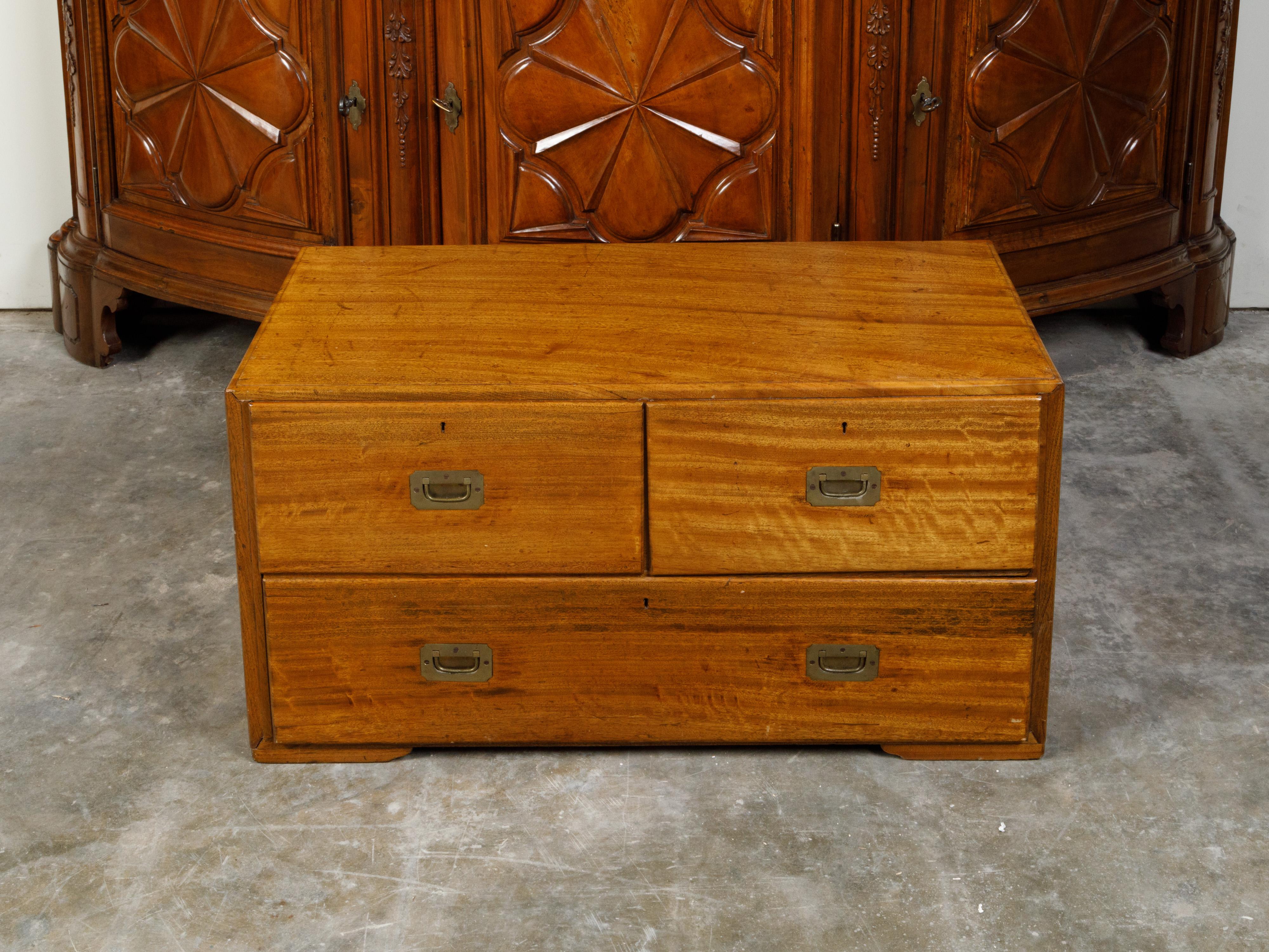An English camphor wood Campaign low chest from the 19th century, with three drawers and inset brass hardware. Created in England during the 19th century, this Campaign camphor wood chest features a rectangular top sitting above three drawers (two
