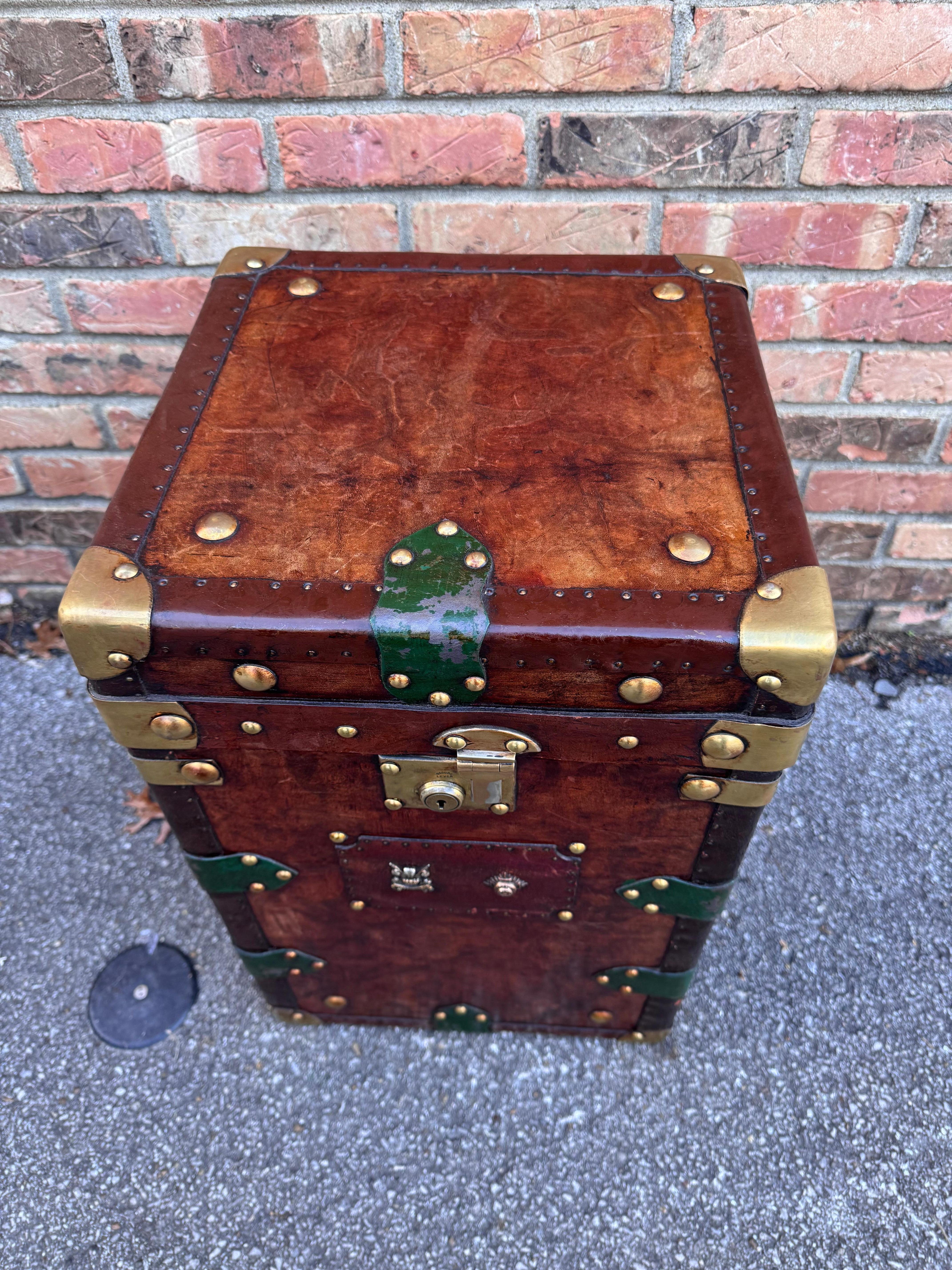 Ce magnifique coffre en cuir est une pièce polyvalente... à considérer comme une table d'appoint ou un meuble de rangement. Il s'agit d'une reproduction de coffre avec une finition en cuir vintage et des bords de campagne faits à la main sur mesure.