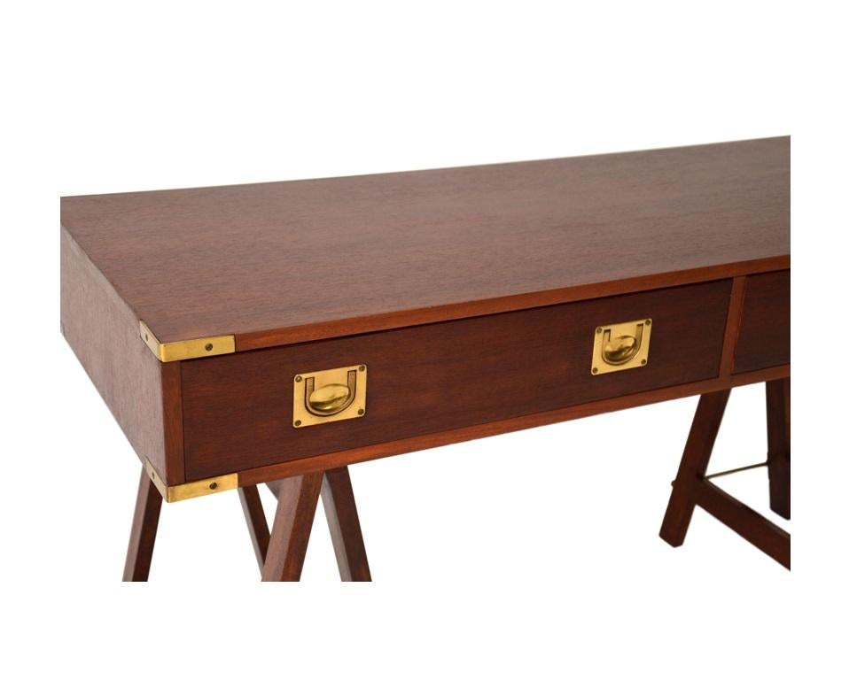 Englischer Schreibtisch im Campaign-Stil mit zwei Schubladen (20. Jahrhundert) im Angebot