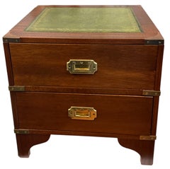 Tables d'appoint / coffres en acajou de style Campaigner avec dessus en cuir - Paire