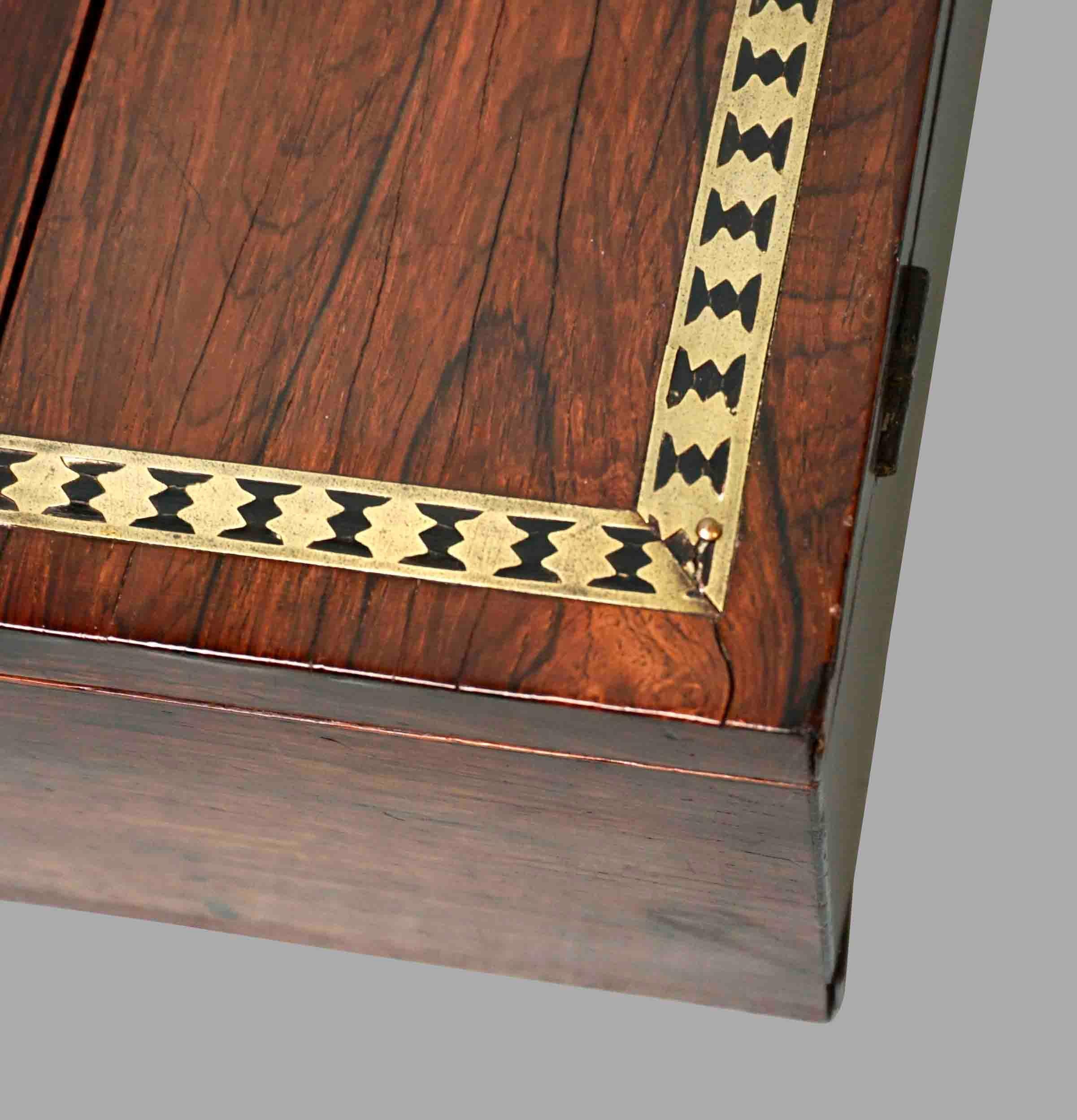 Englischer Schreibtisch aus Palisanderholz mit Messingintarsien im Campaign-Stil, um 1850 im Angebot 6
