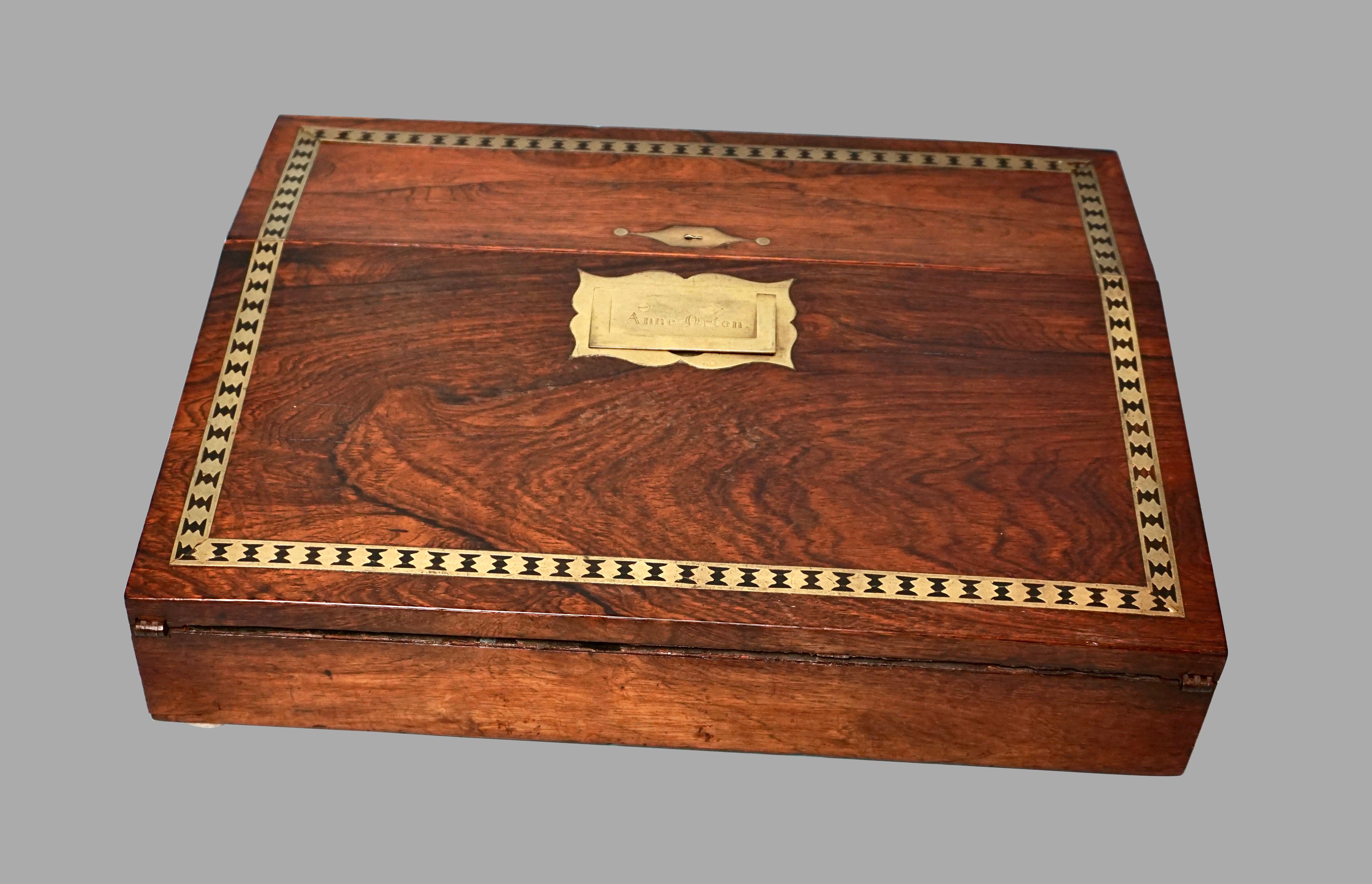Englischer Schreibtisch aus Palisanderholz mit Messingintarsien im Campaign-Stil, um 1850 (Kampagne) im Angebot