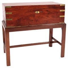 Bureau de voyage sur stand de style Campaigner anglais
