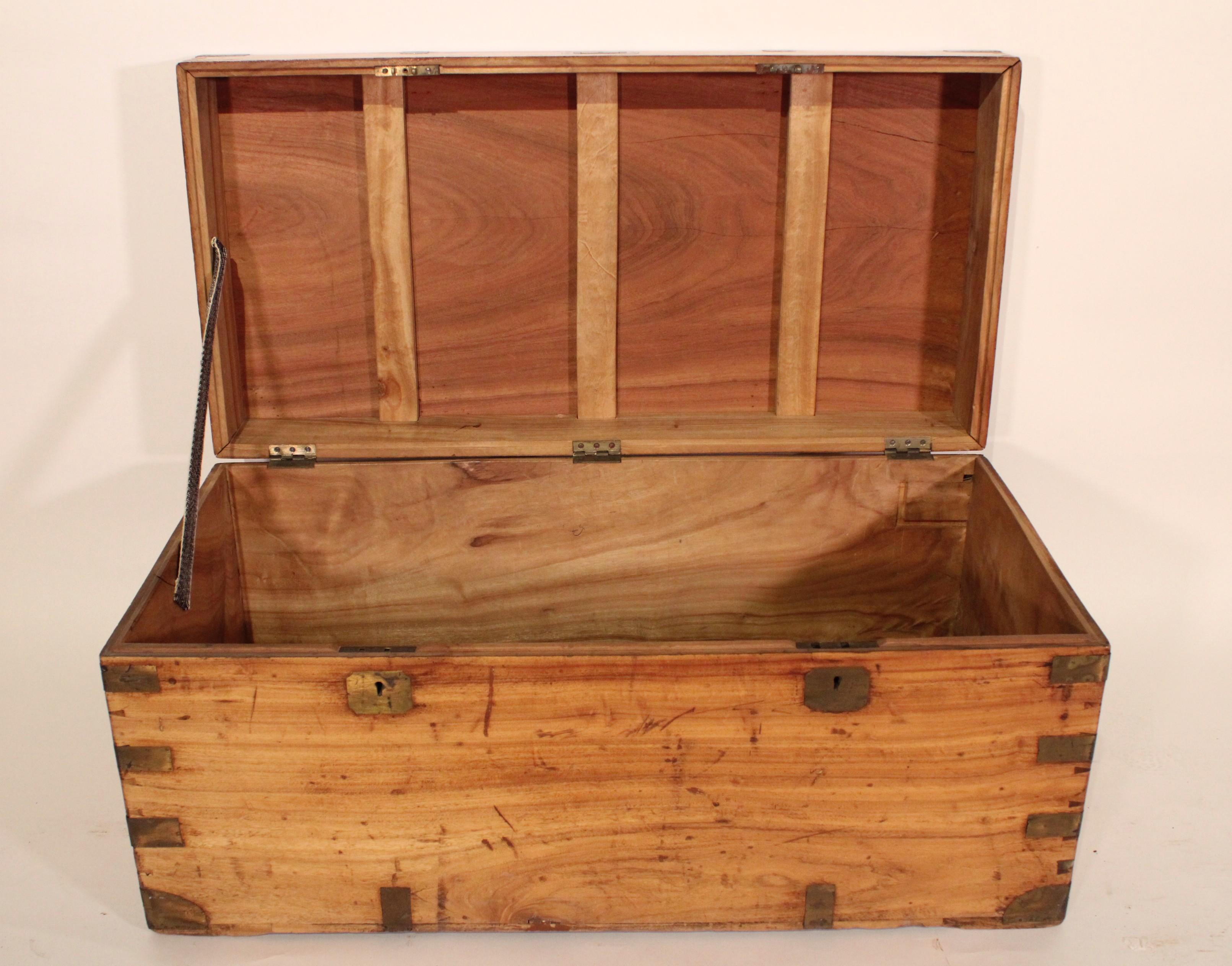 English Camphor Wood Campaign Trunk in vendita 6