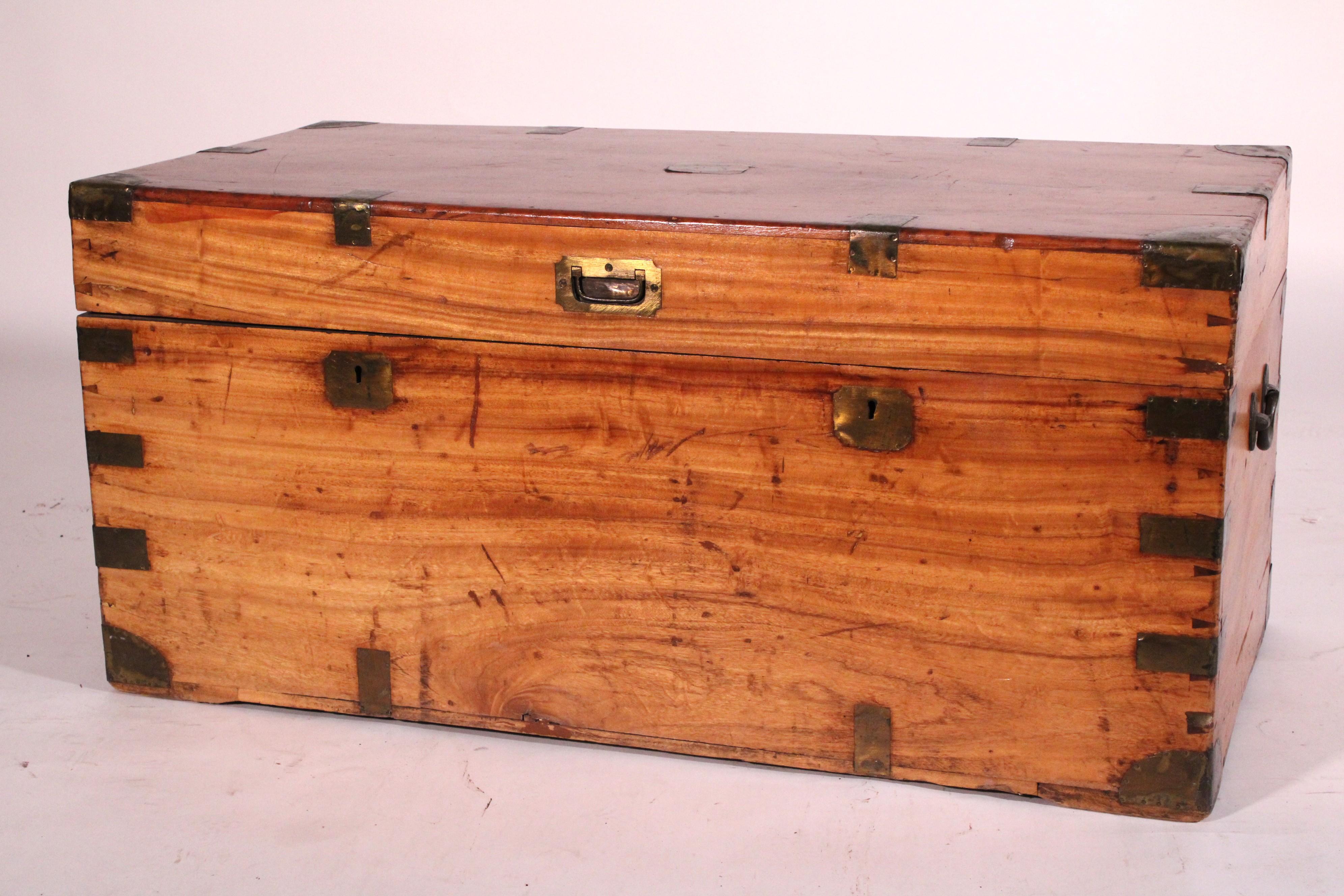 English Camphor Wood Campaign Trunk In condizioni buone in vendita a Laguna Beach, CA