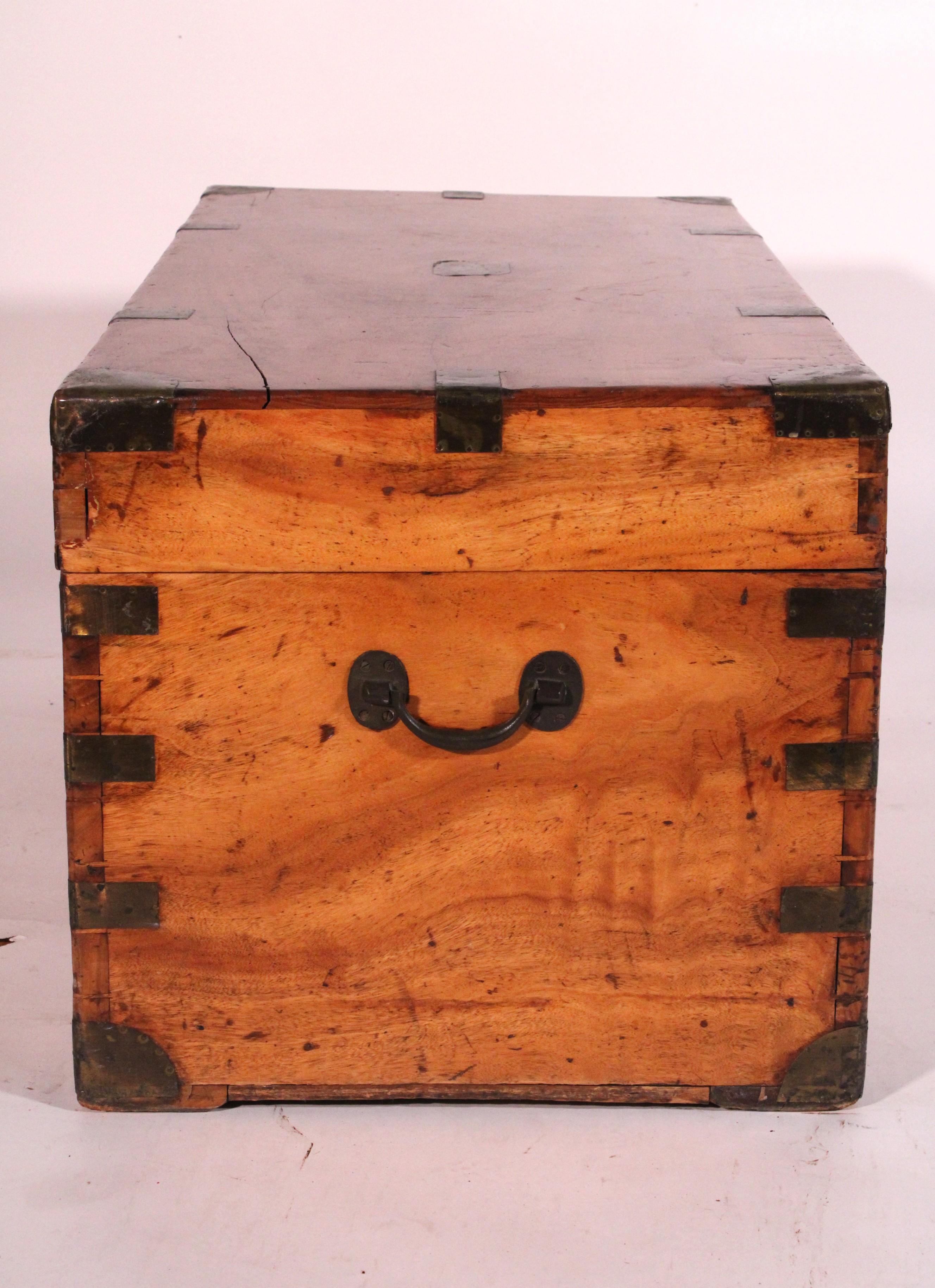 Inizio XX secolo English Camphor Wood Campaign Trunk in vendita