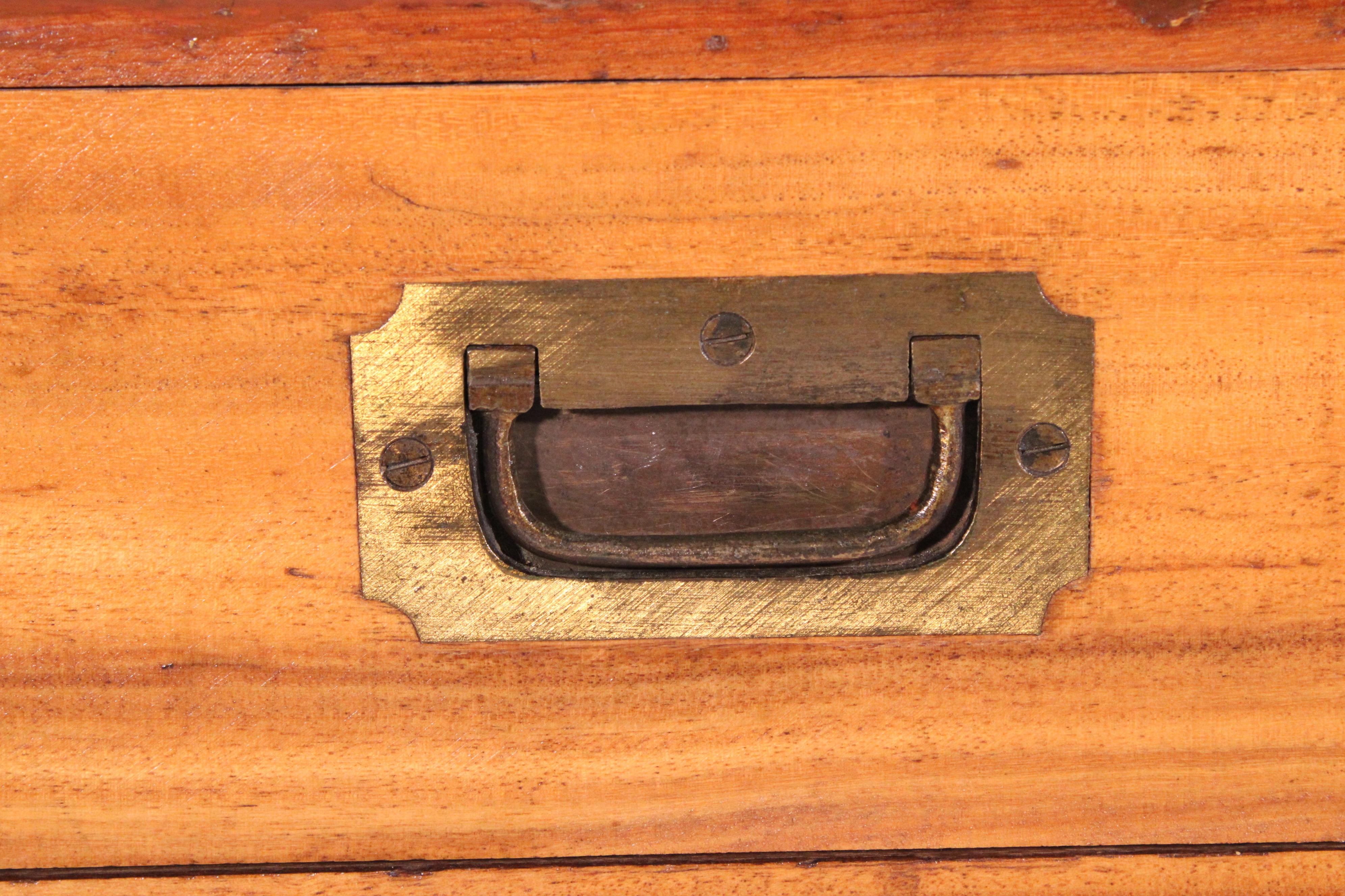 English Camphor Wood Campaign Trunk in vendita 4