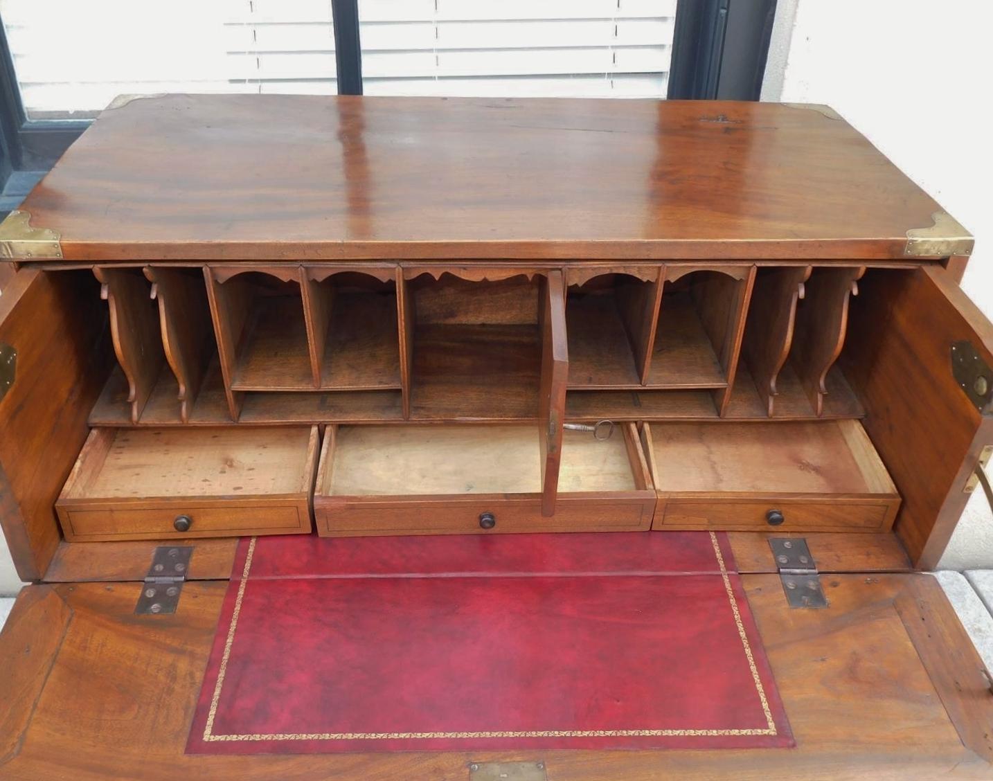 Cassapanca militare inglese in legno di canfora con scrivania interna attrezzata, C.C. 1810 In condizioni ottime in vendita a Charleston, SC