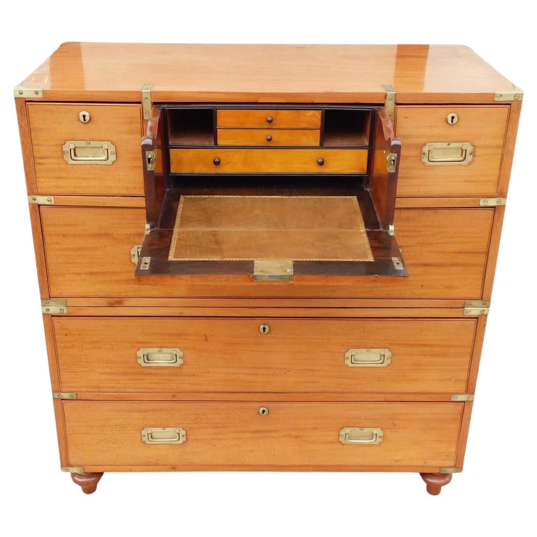 Arcón de campaña militar inglés de madera de alcanfor con escritorio interior empotrado, c. 1810
