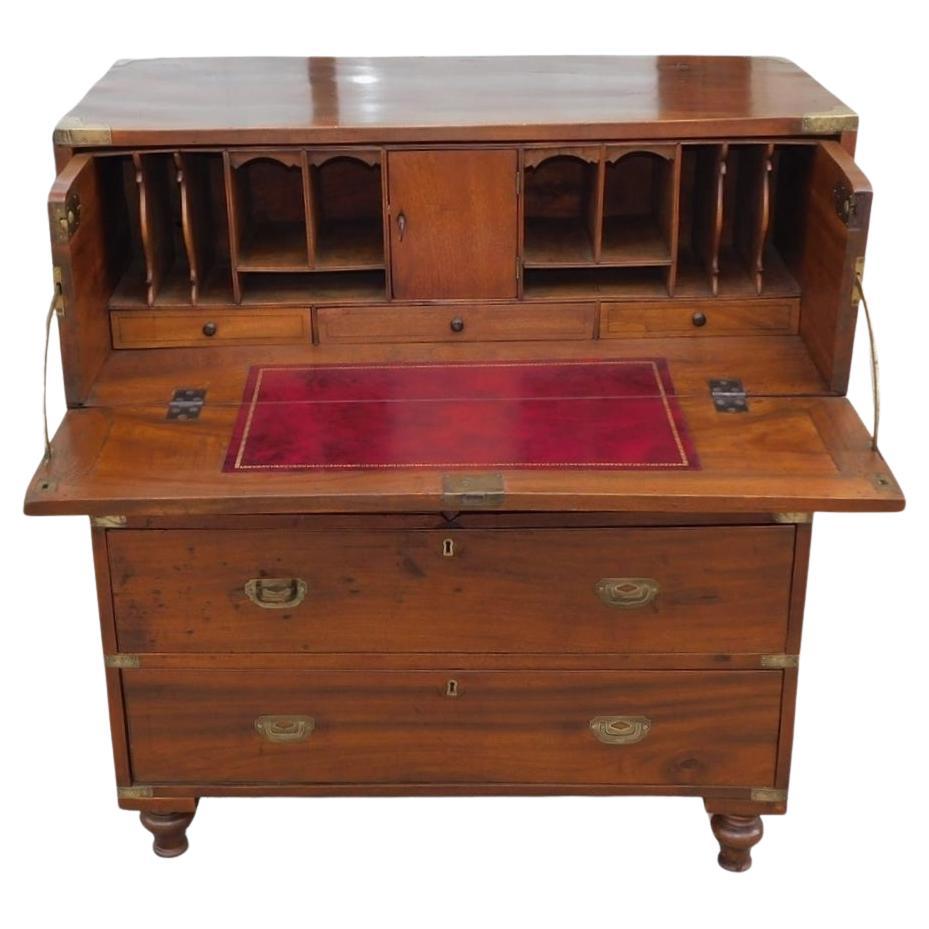 Cassapanca militare inglese in legno di canfora con scrivania interna attrezzata, C.C. 1810 in vendita