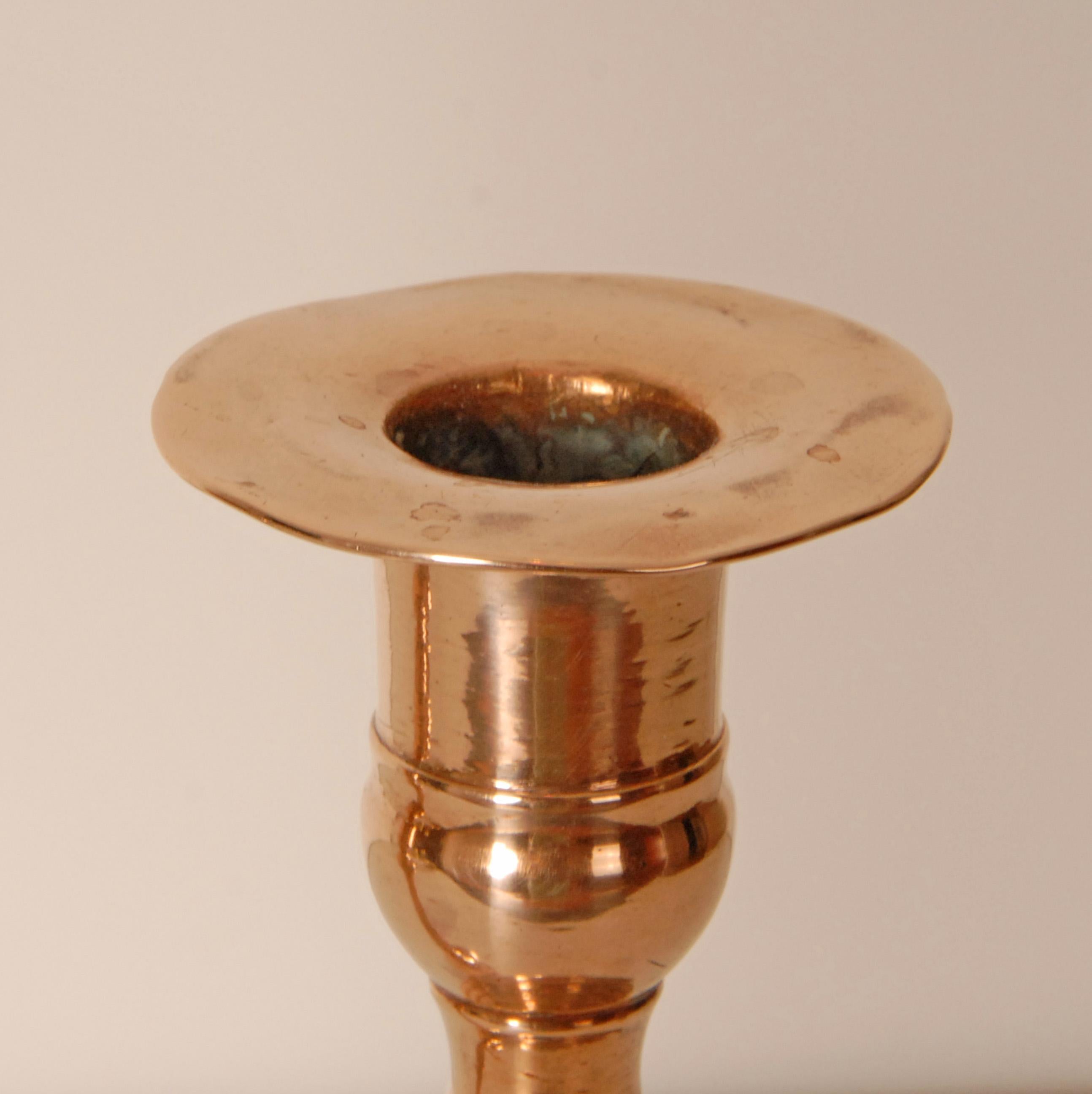 Candelieri inglesi Georgiani del XVIII secolo in bronzo Portacandele - una coppia in vendita 4