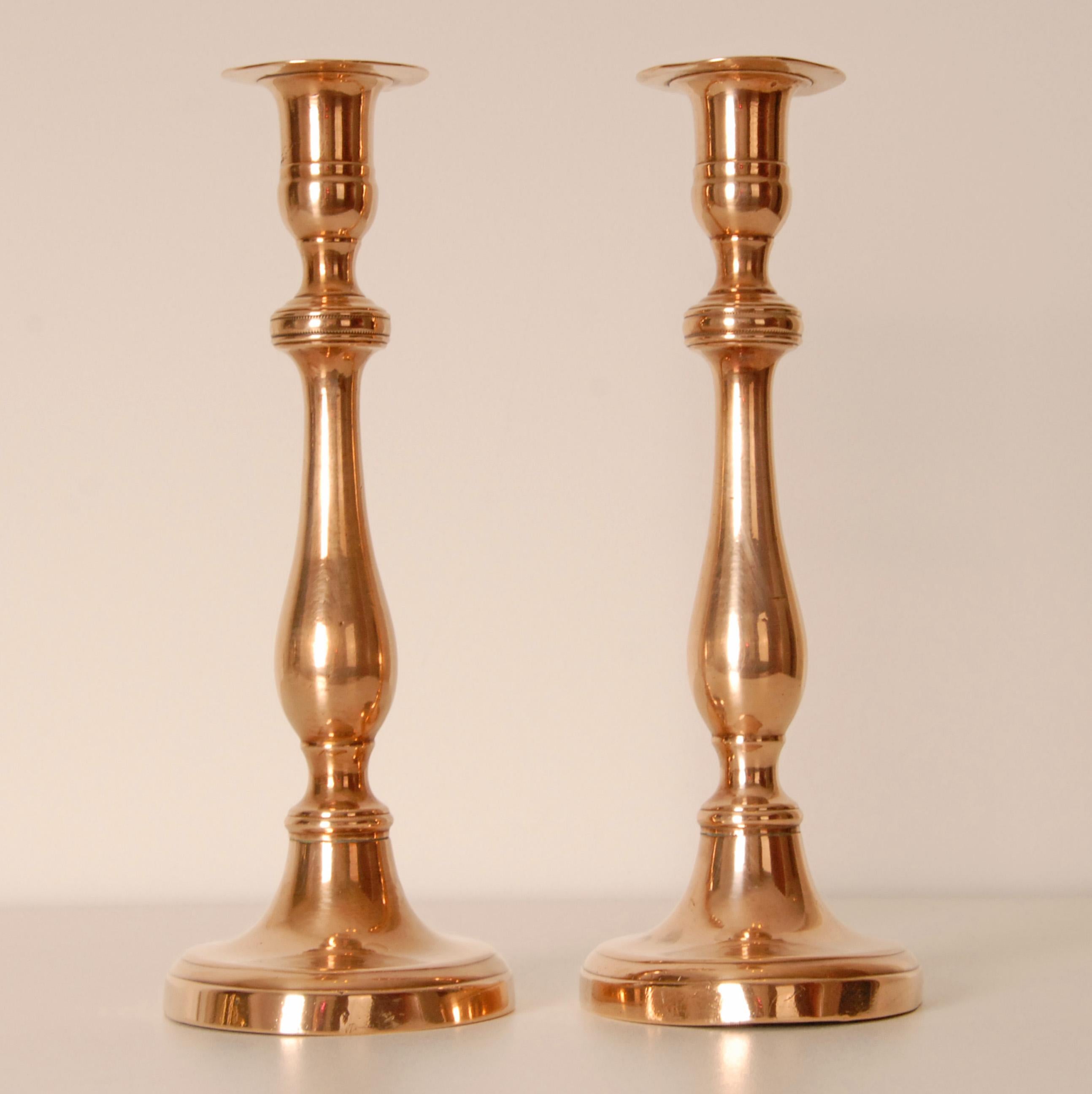 Inglese Candelieri inglesi Georgiani del XVIII secolo in bronzo Portacandele - una coppia in vendita