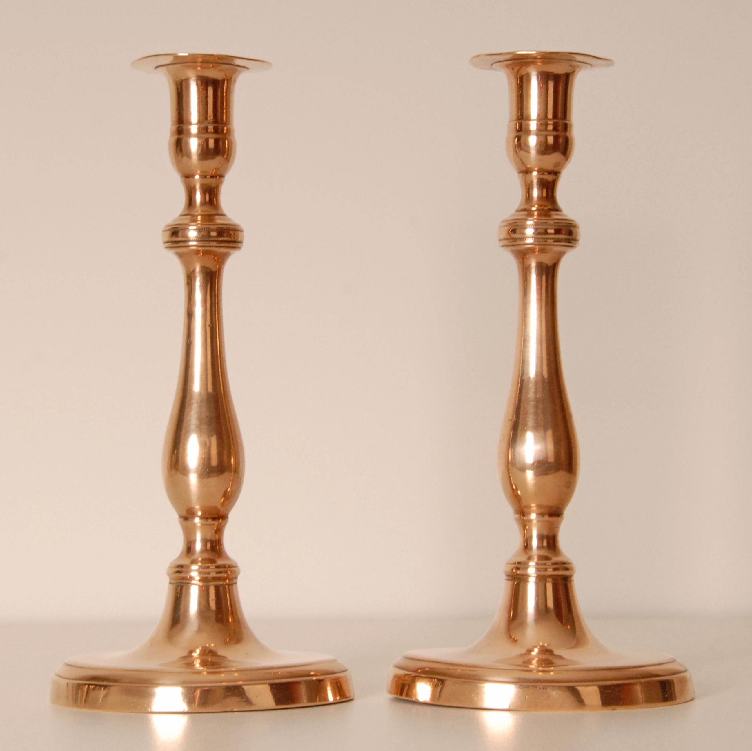 Candelieri inglesi Georgiani del XVIII secolo in bronzo Portacandele - una coppia In condizioni buone in vendita a Wommelgem, VAN