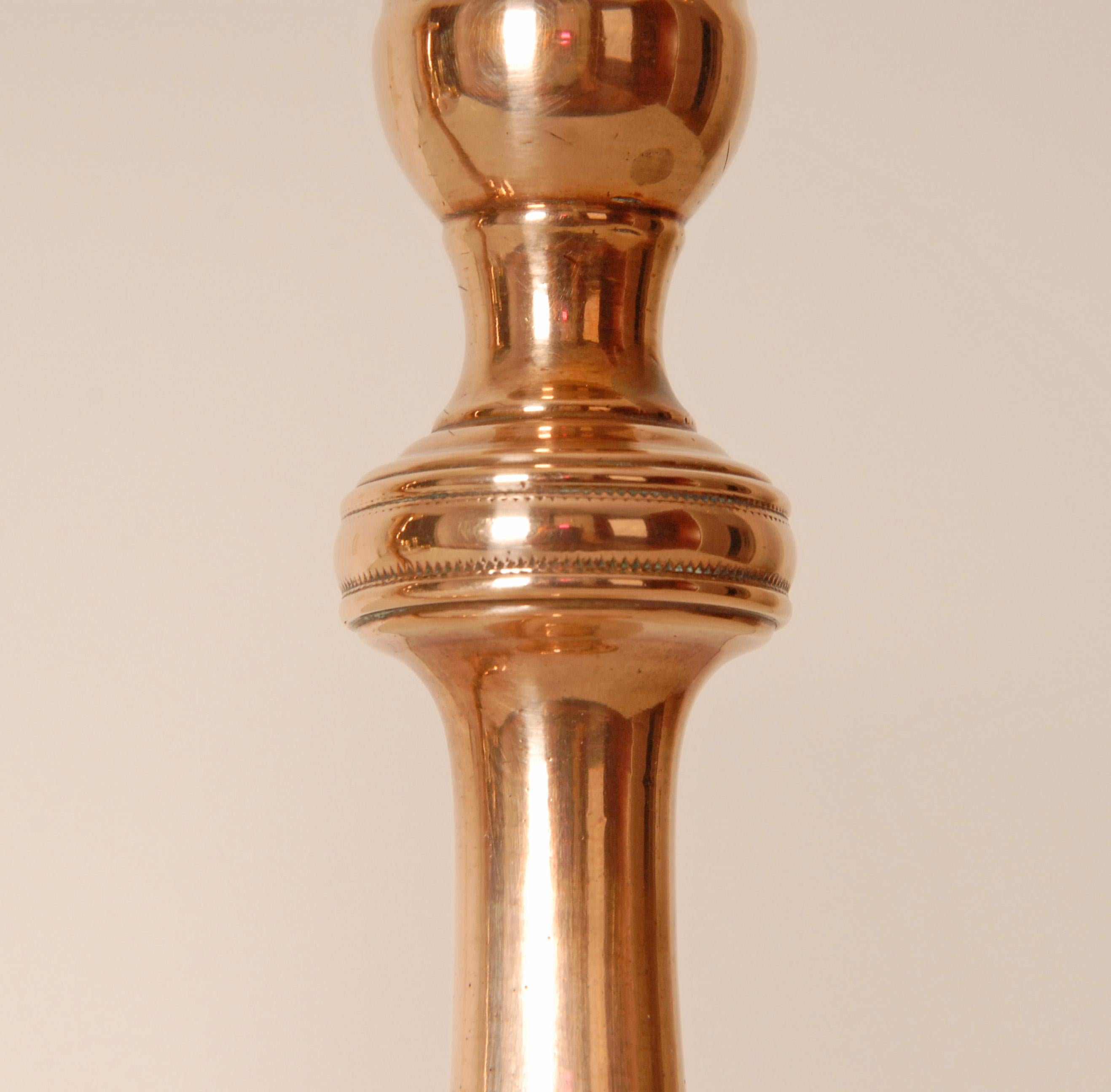 Bronzo Candelieri inglesi Georgiani del XVIII secolo in bronzo Portacandele - una coppia in vendita