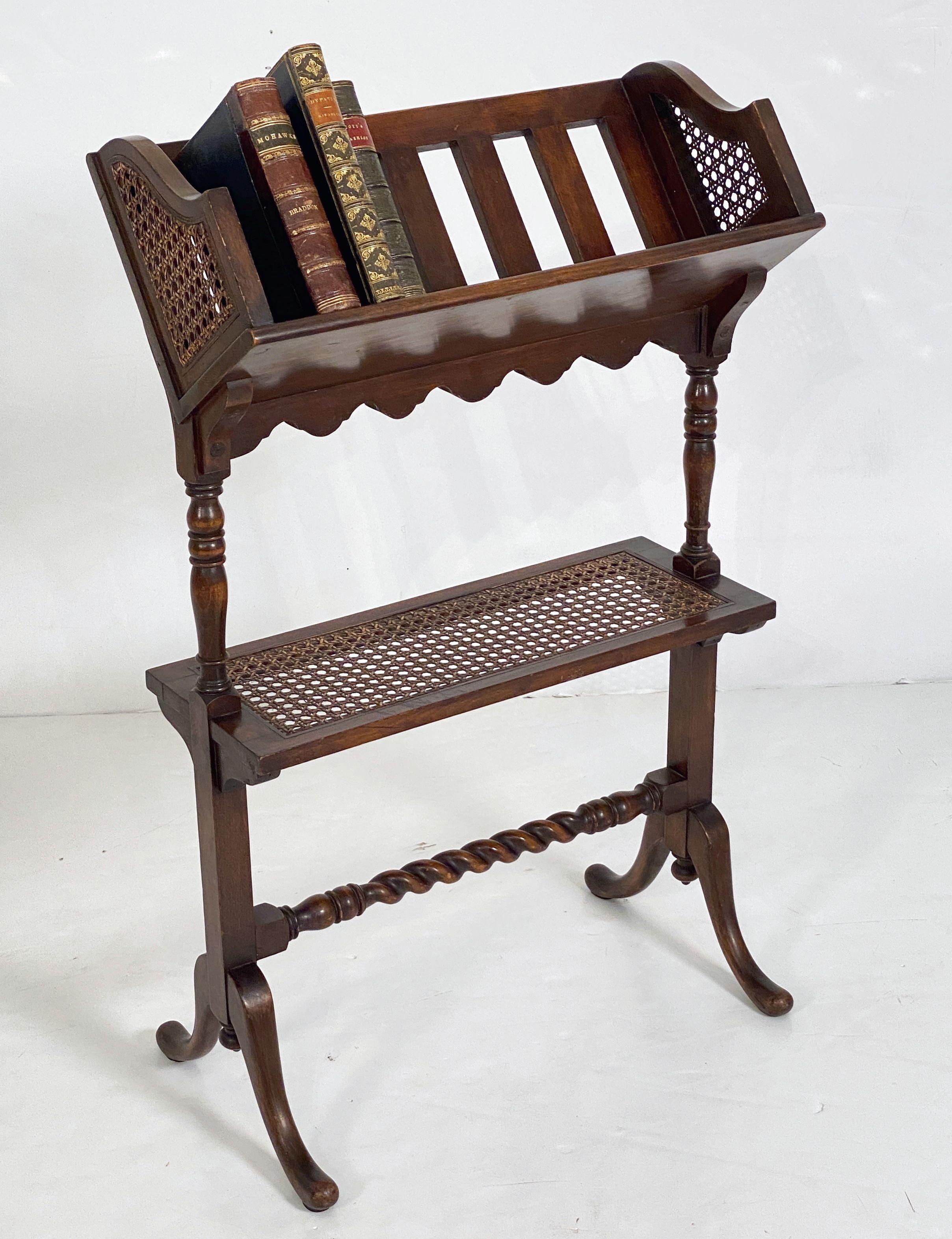 English Caned Bergere Book Trough on Stand of Beechwood from the Edwardian Era In Good Condition For Sale In Austin, TX