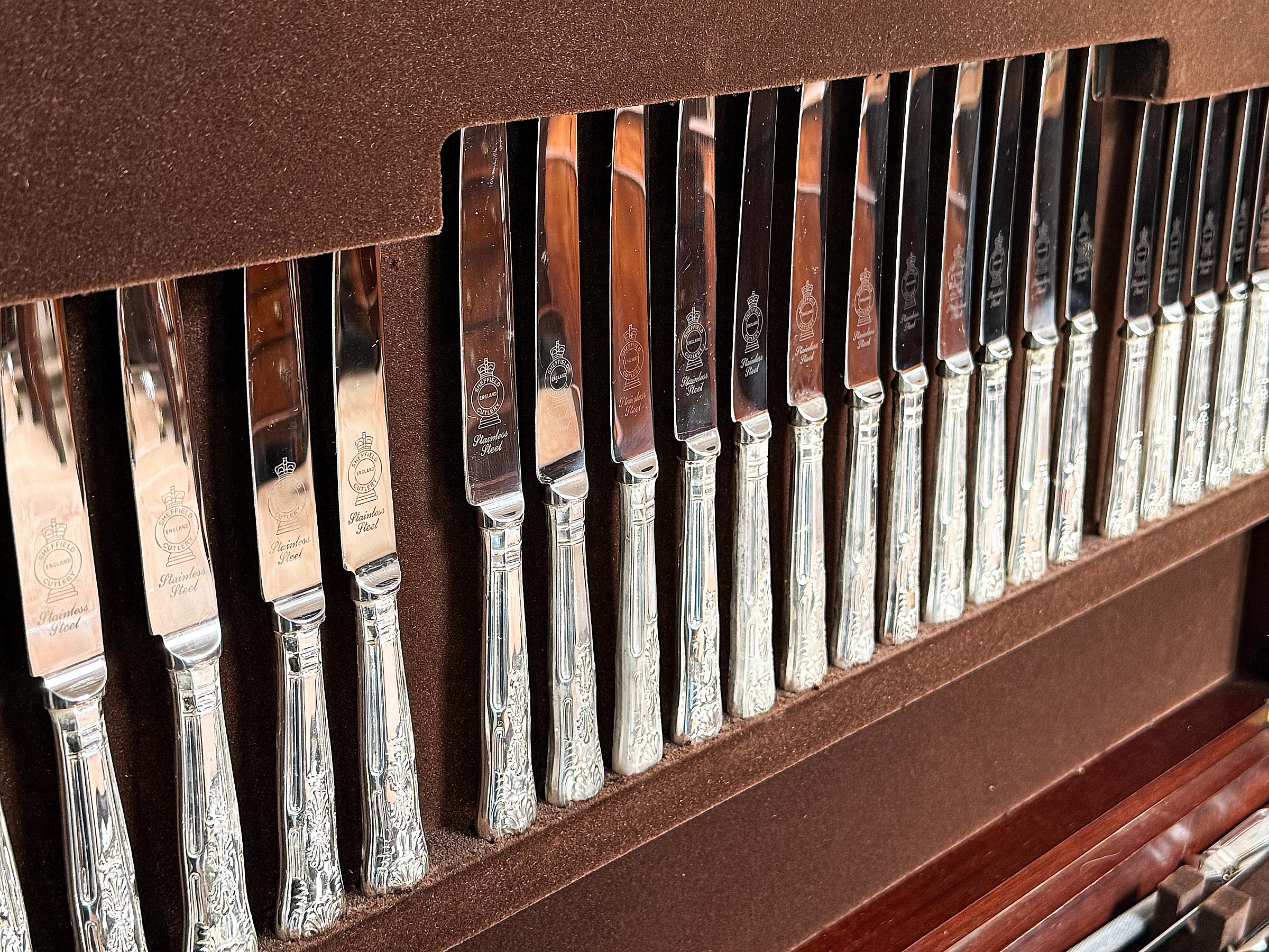 English Canteen on Stand Containing Twelve-Place Set of Kings Pattern Cutlery For Sale 5