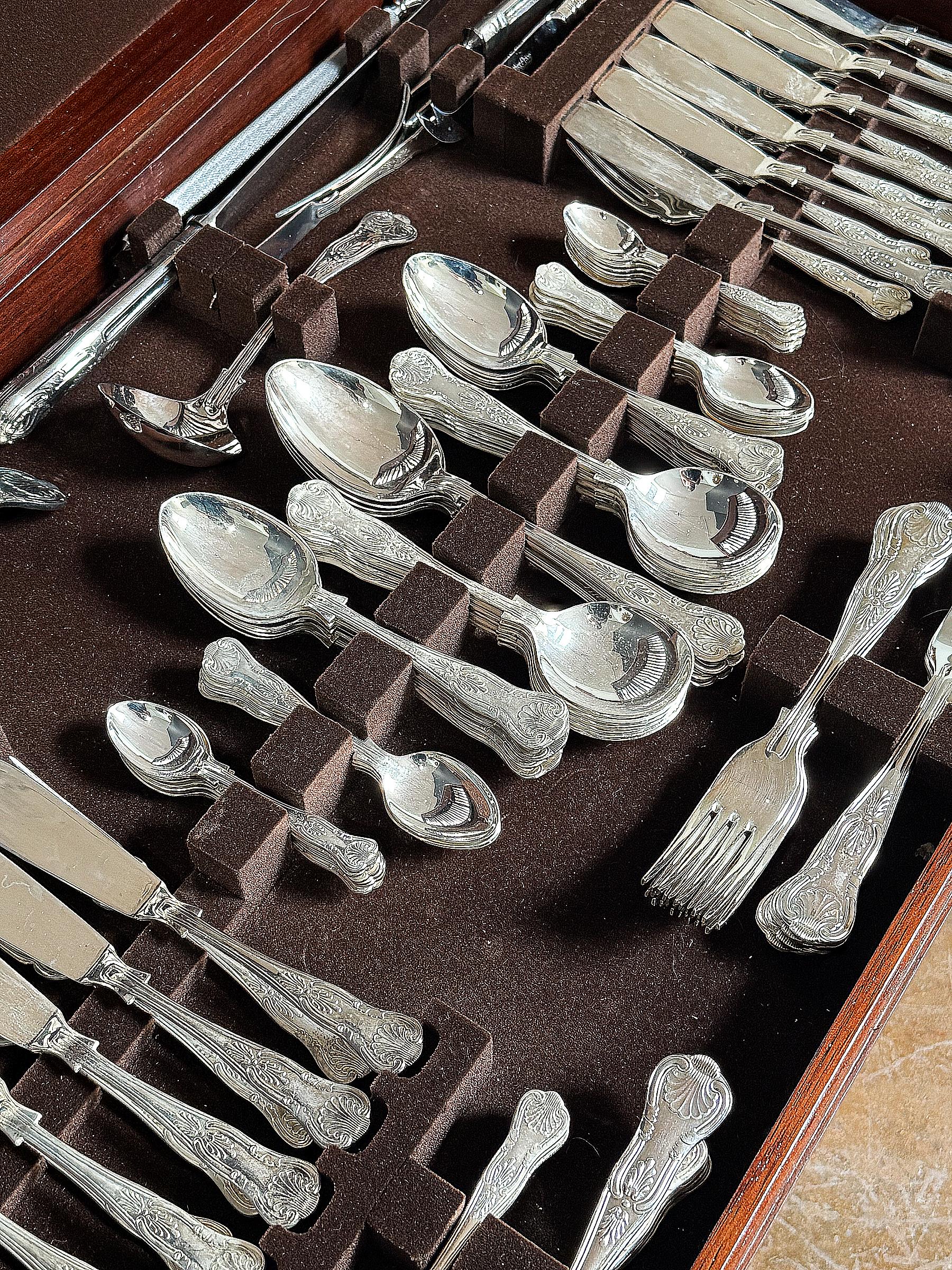 English Canteen on Stand Containing Twelve-Place Set of Kings Pattern Cutlery For Sale 6