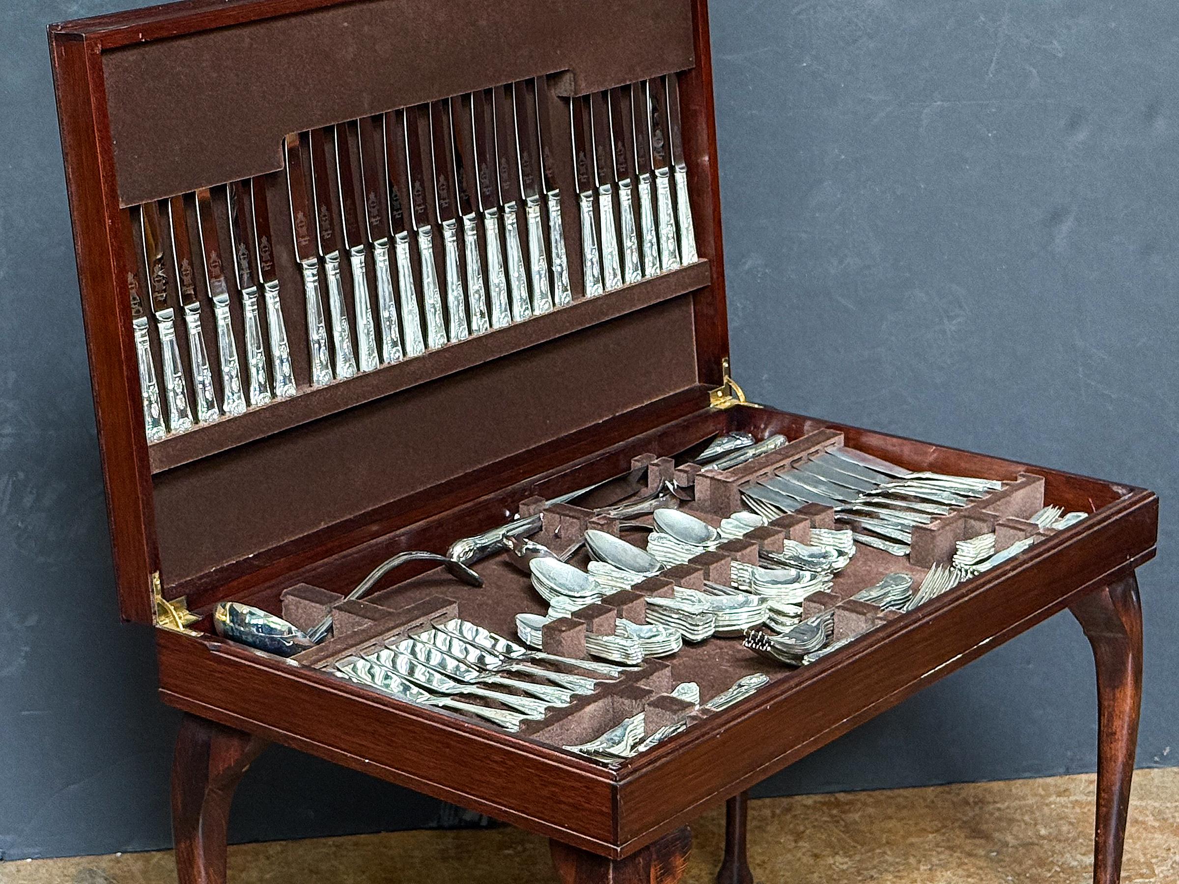 English Canteen on Stand Containing Twelve-Place Set of Kings Pattern Cutlery In Good Condition For Sale In Austin, TX