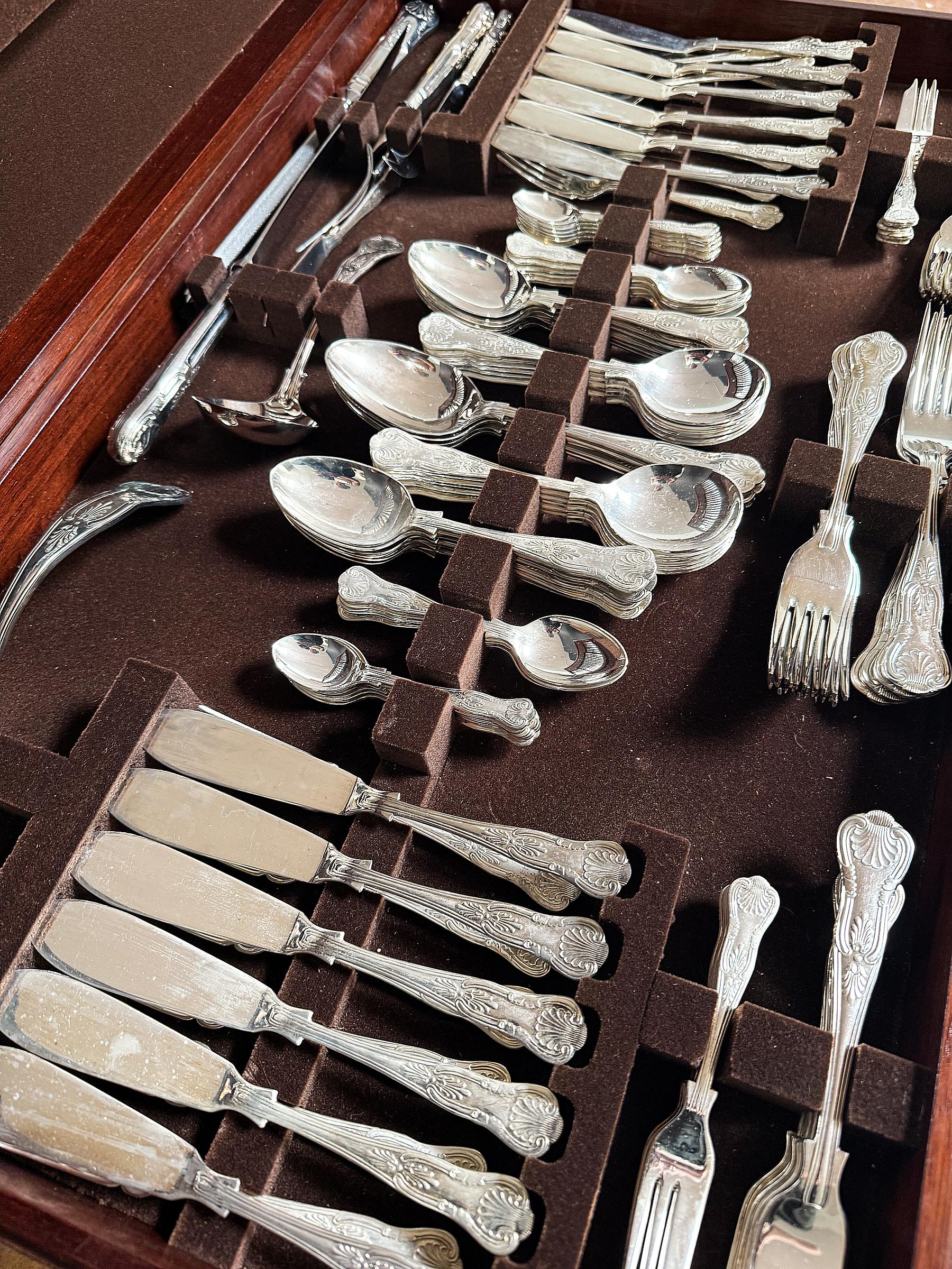 English Canteen on Stand Containing Twelve-Place Set of Kings Pattern Cutlery For Sale 3