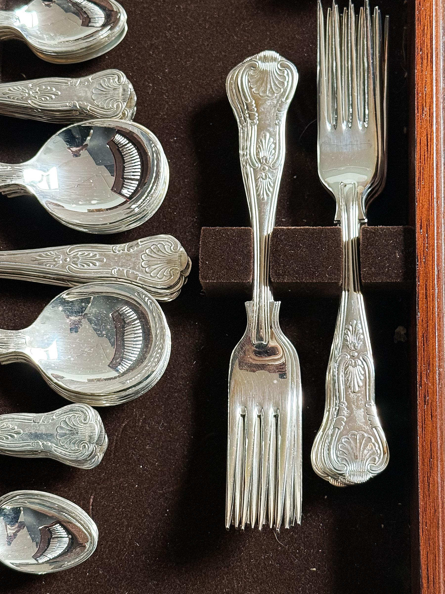 English Canteen on Stand Containing Twelve-Place Set of Kings Pattern Cutlery For Sale 4