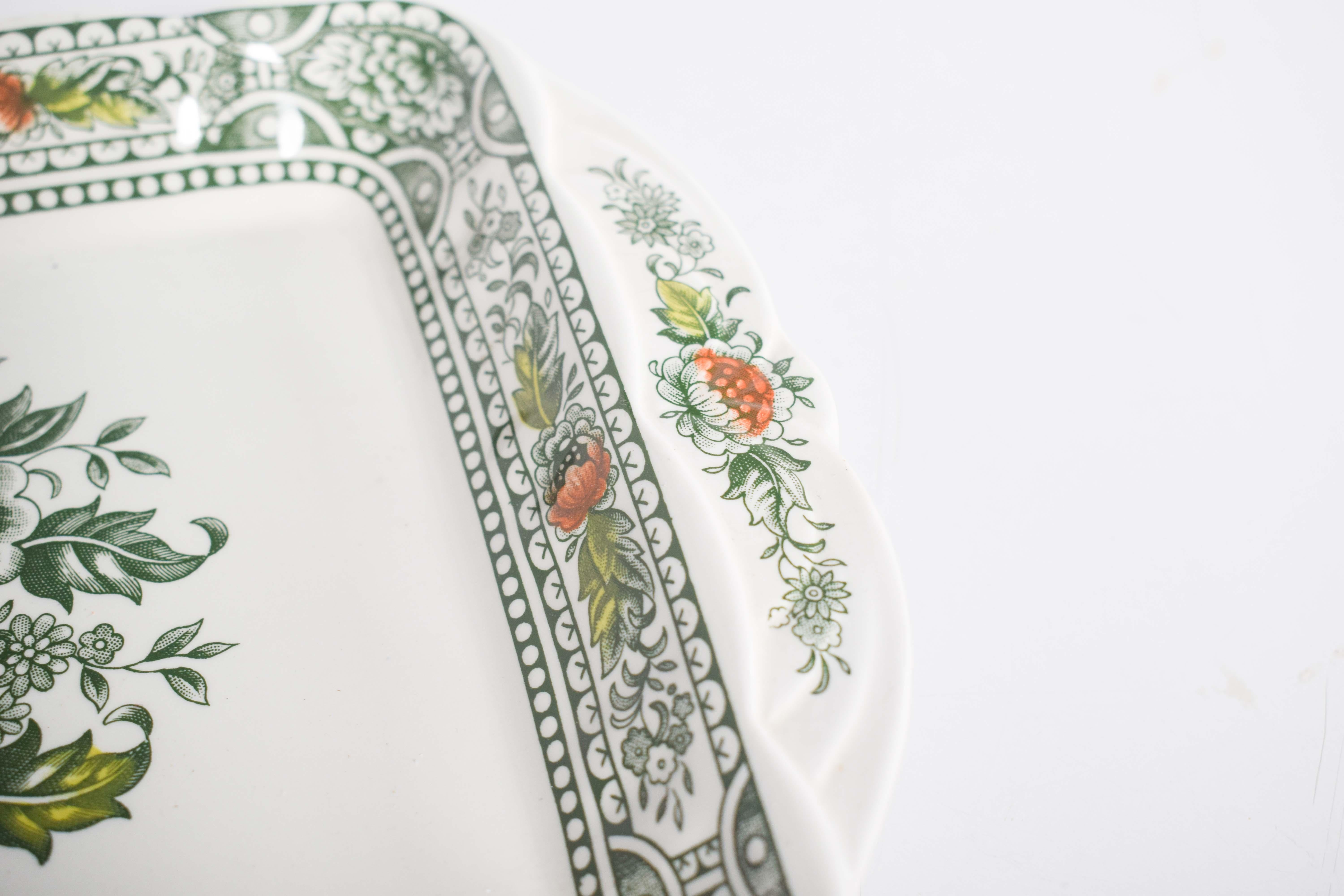 Plato de porcelana inglesa de Canterbury decorado con flores en venta 3