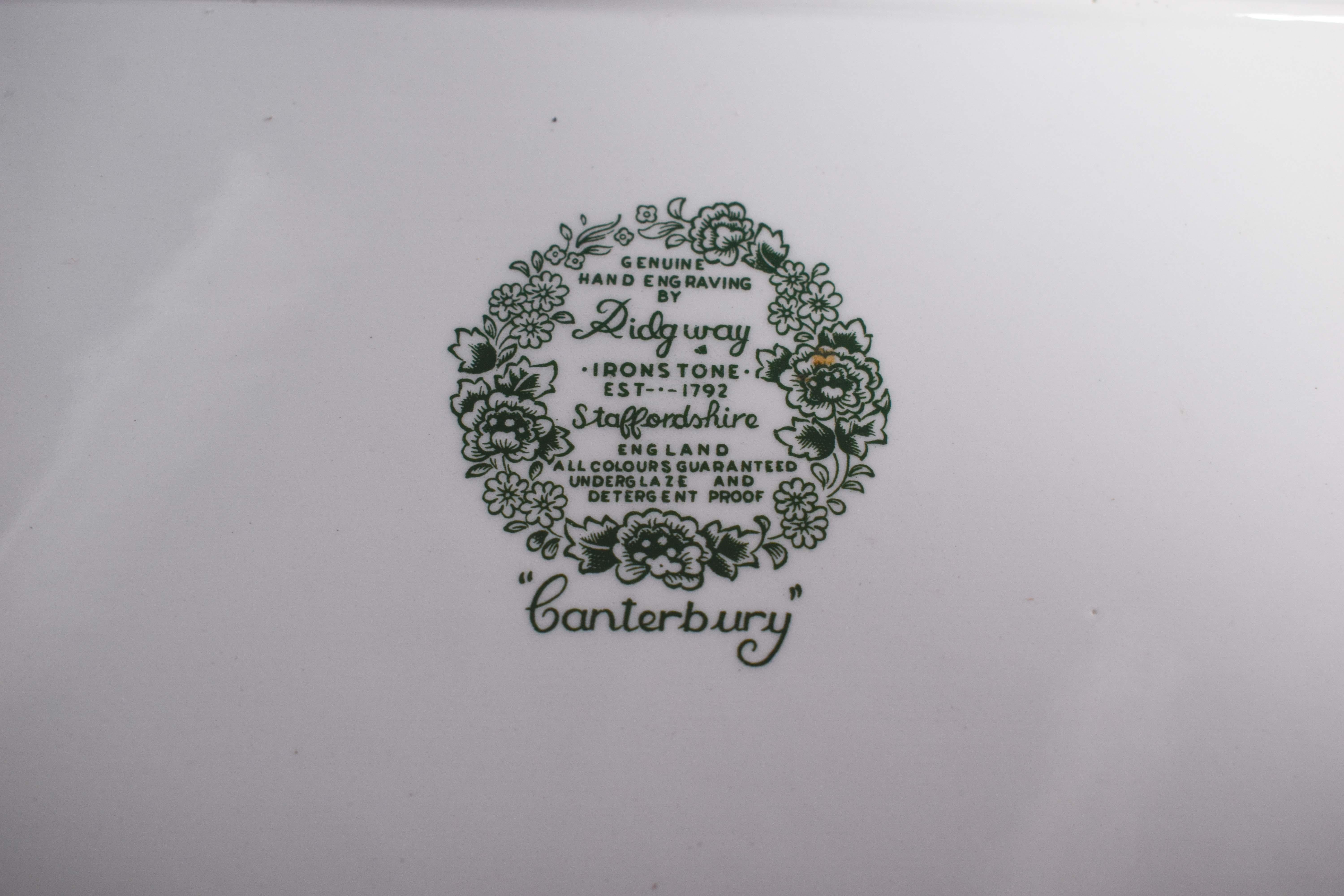 Plato de porcelana inglesa de Canterbury decorado con flores Moderno de mediados de siglo en venta
