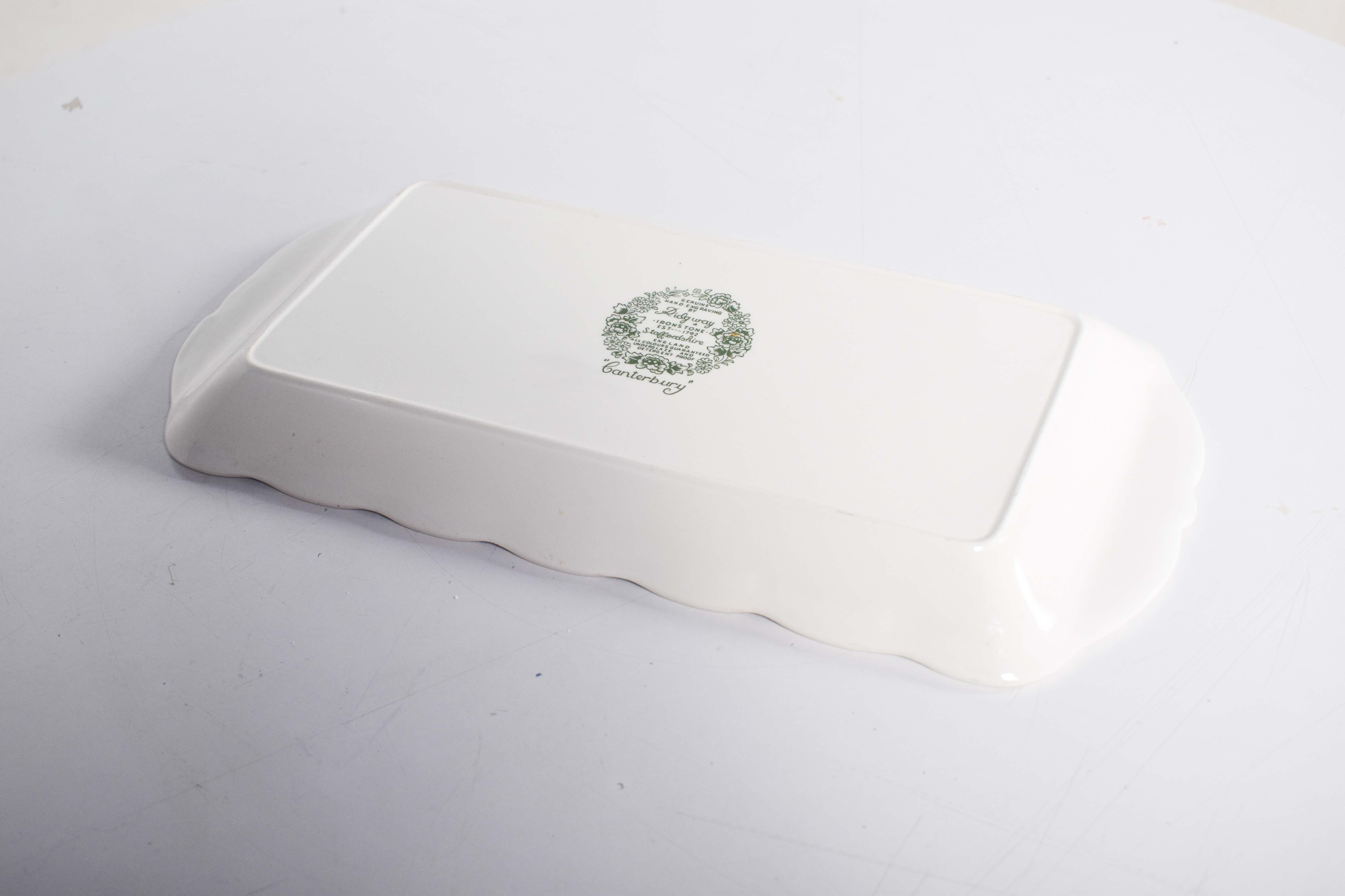 Plato de porcelana inglesa de Canterbury decorado con flores Inglés en venta