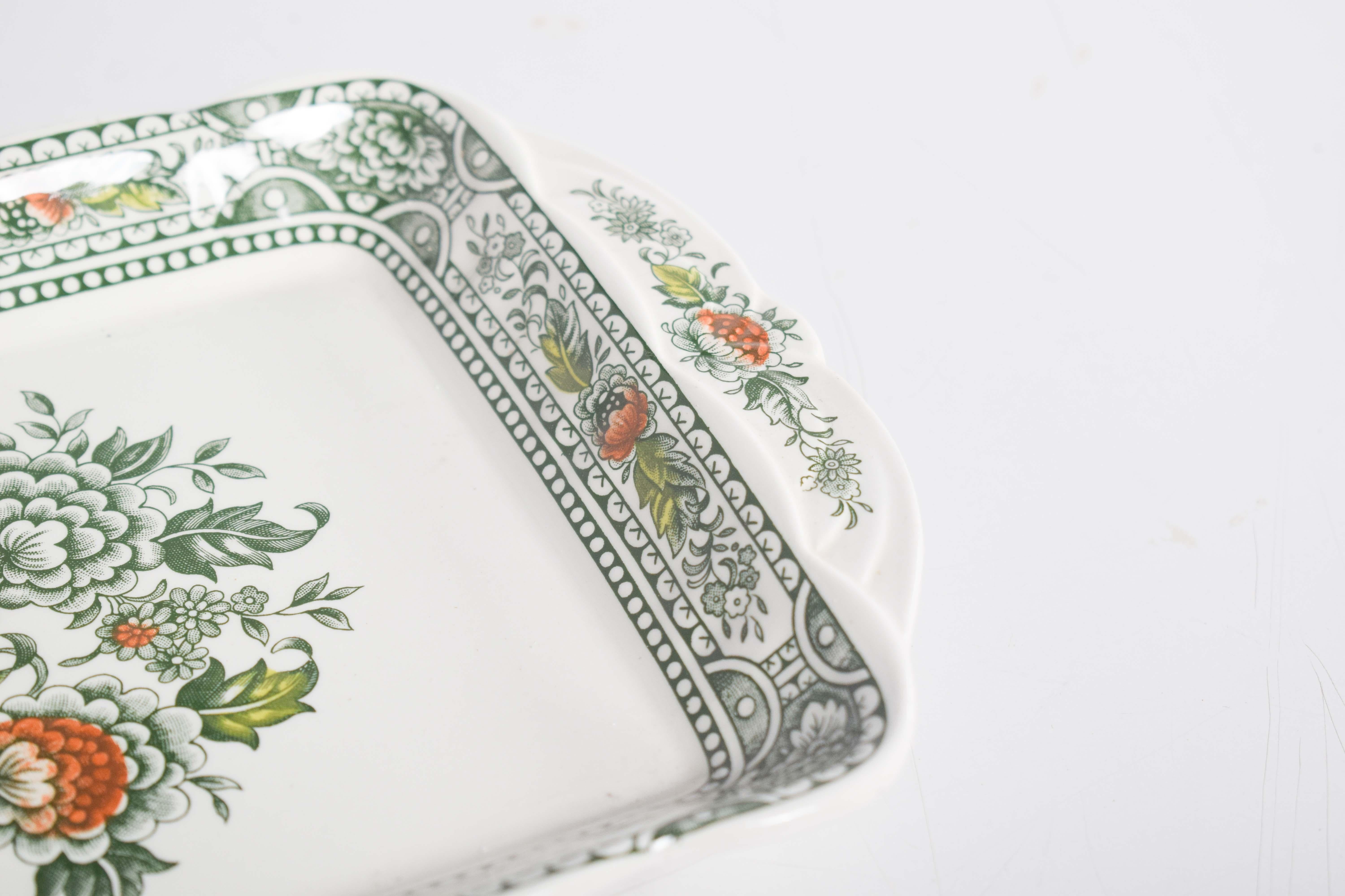 Plato de porcelana inglesa de Canterbury decorado con flores mediados del siglo XX en venta