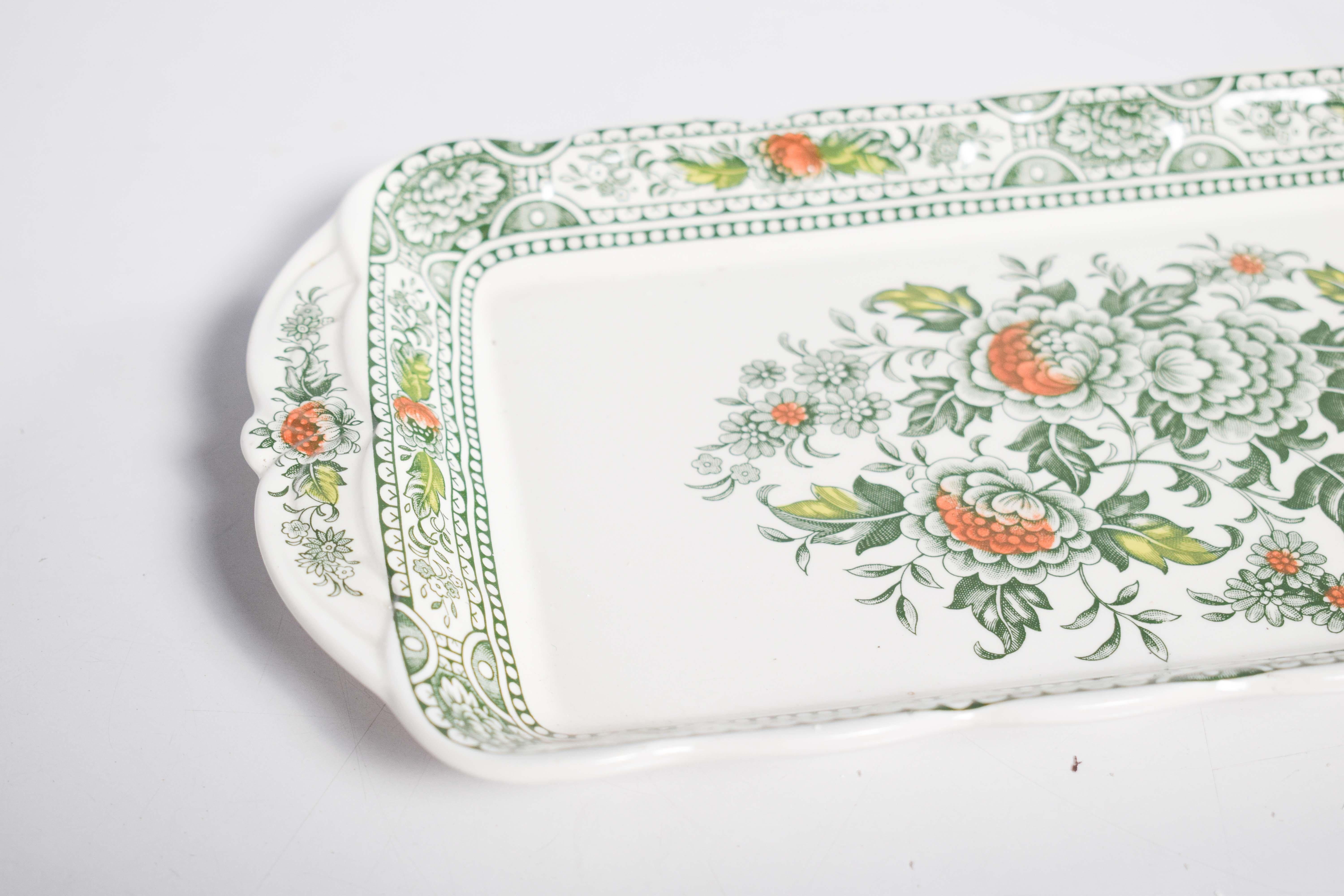 Plato de porcelana inglesa de Canterbury decorado con flores Porcelana en venta