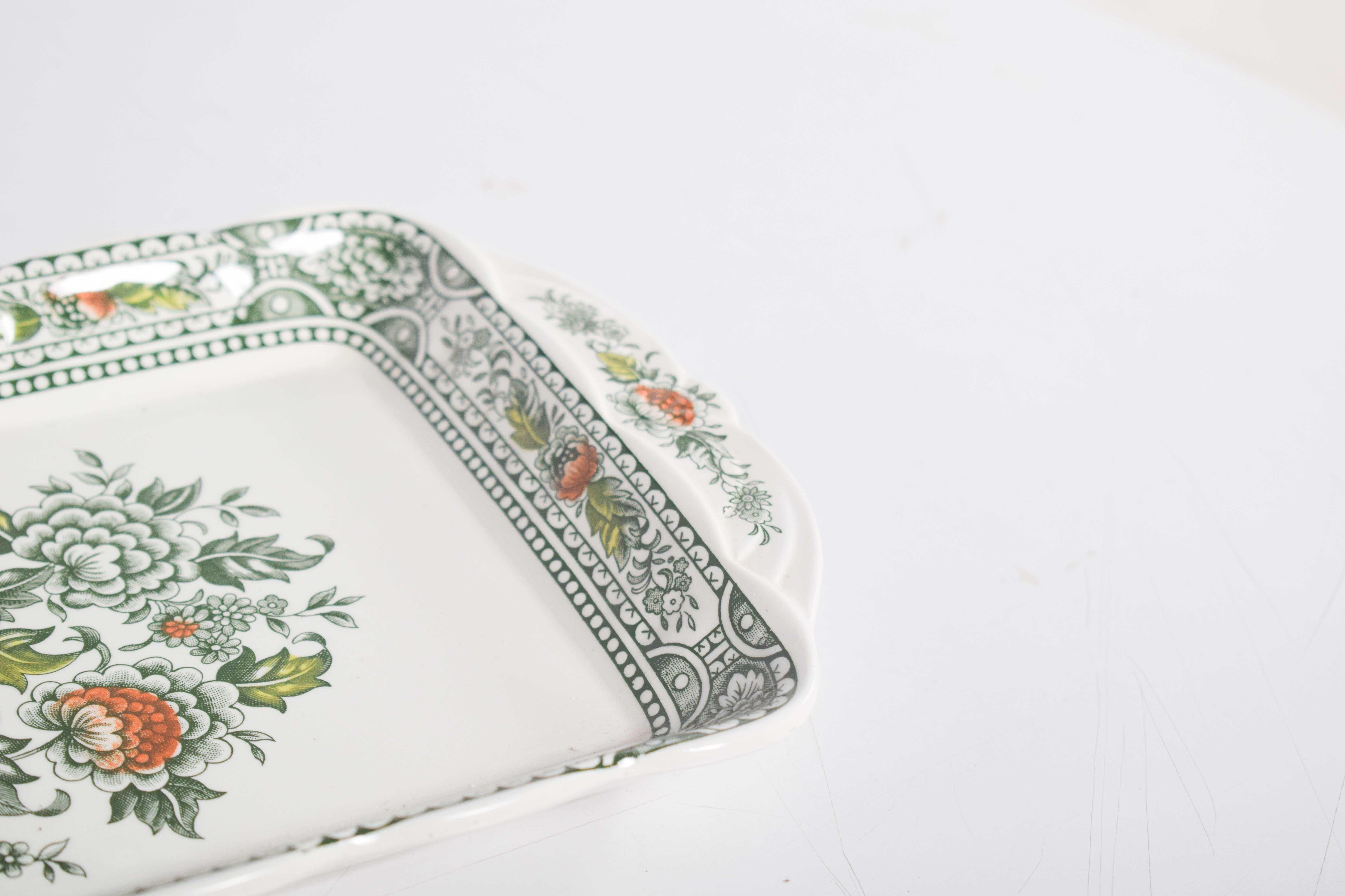 Plato de porcelana inglesa de Canterbury decorado con flores en venta 1