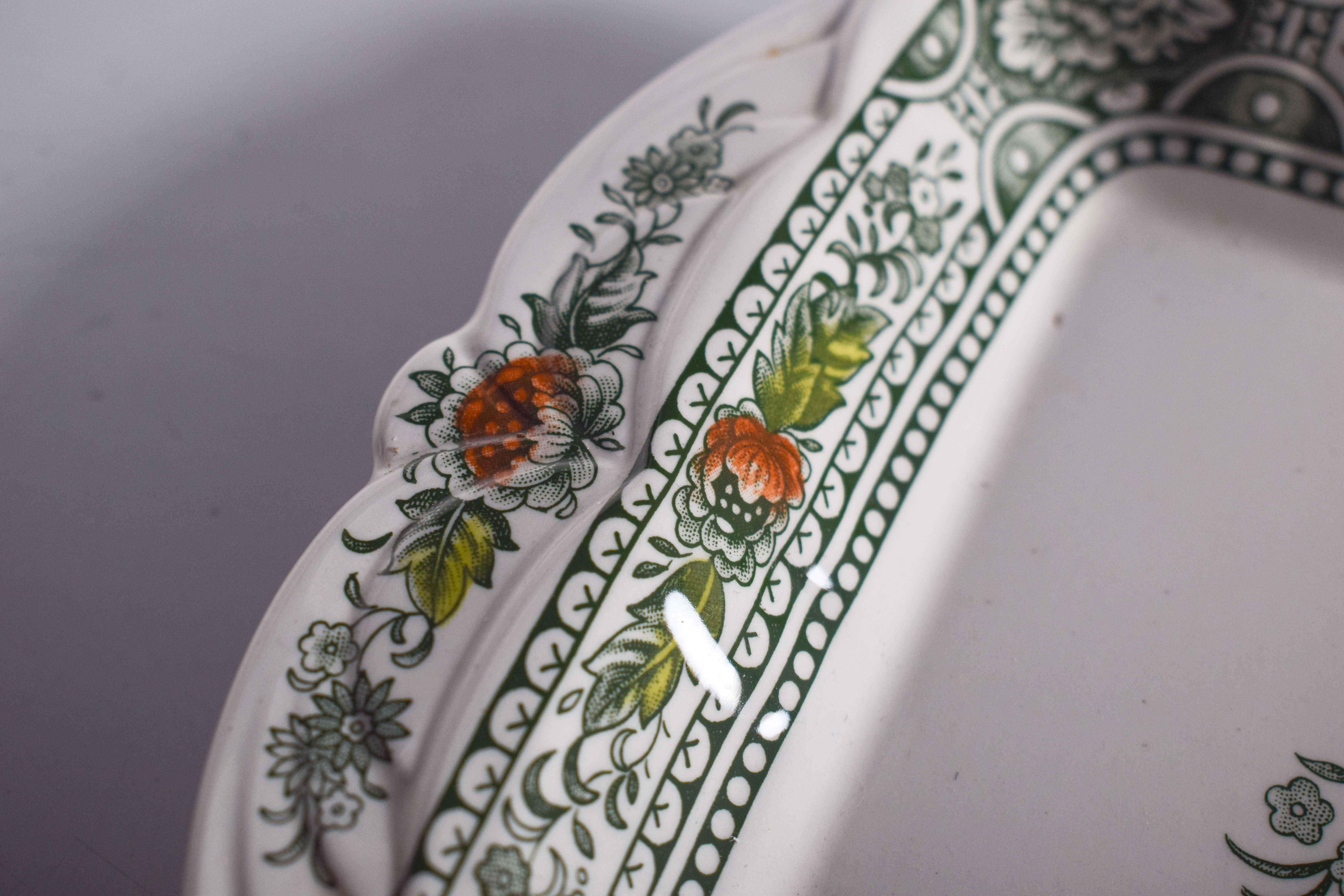 Plato de porcelana inglesa de Canterbury decorado con flores en venta 2
