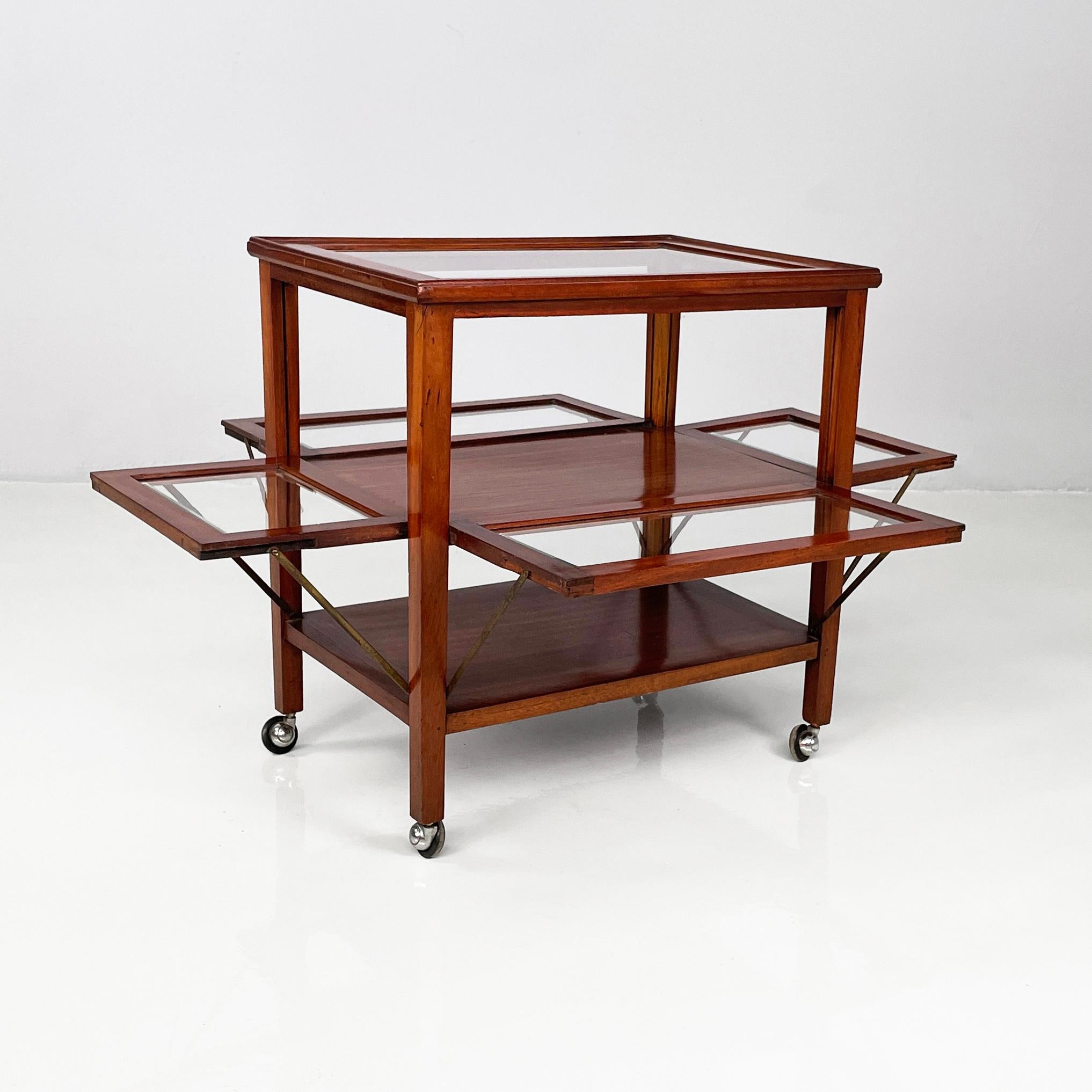 English cart with bar compartment in wood and glass, late 1800s
Cart with bar compartment in wood and glass. In the upper part there is a compartment with wooden profiles and glass interiors and each side has a flap opening. It has a rectangular